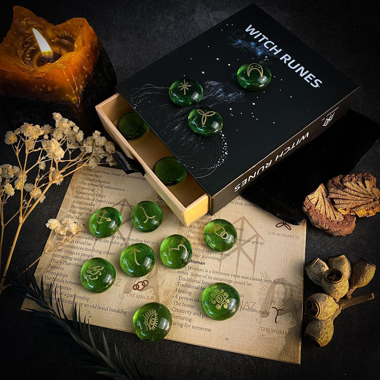 Conjunto de Runas Verdes Tirmanaz con Libro y Bolsa de Terciopelo