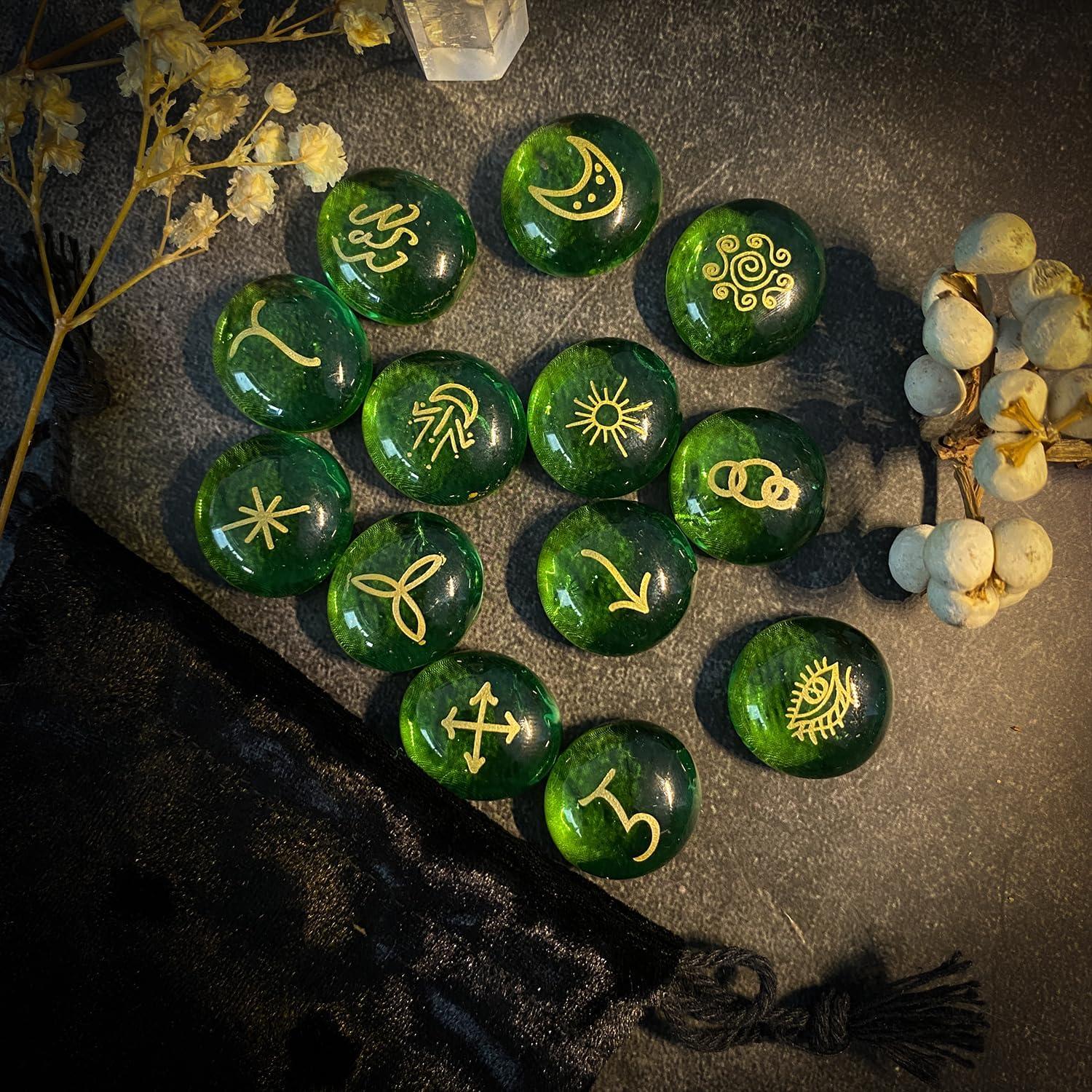 Conjunto de Runas Verdes Tirmanaz con Libro y Bolsa de Terciopelo