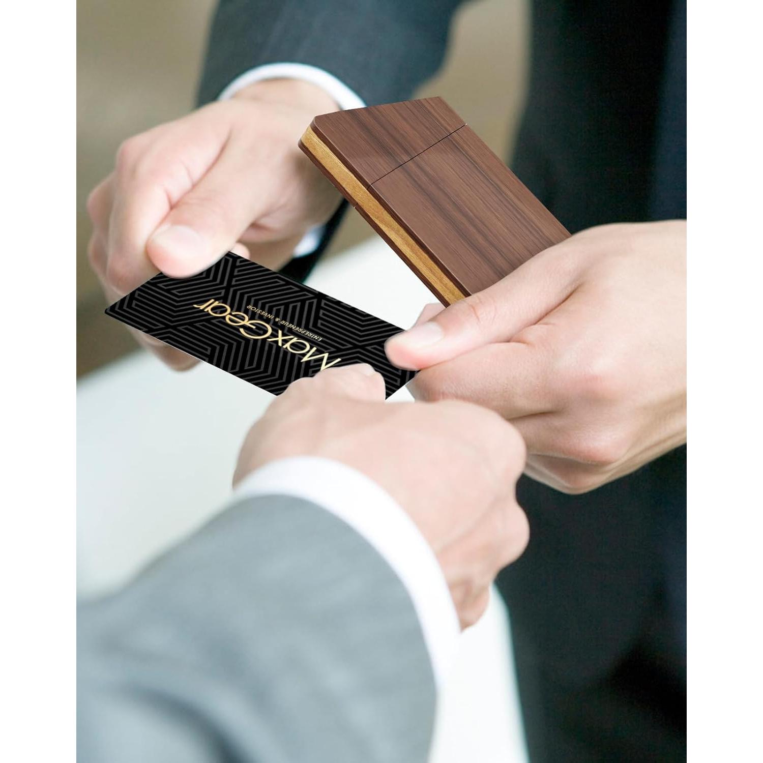 Soporte de Tarjetas de Visita de Madera MaxGear, Cierre Magnético