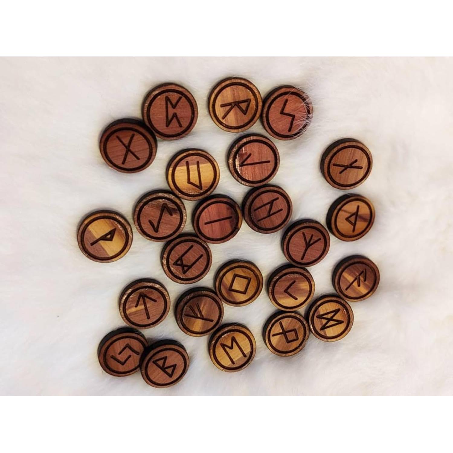 Juego de 24 Runas Elder Futhark de Cedro Rojo - Adivinación