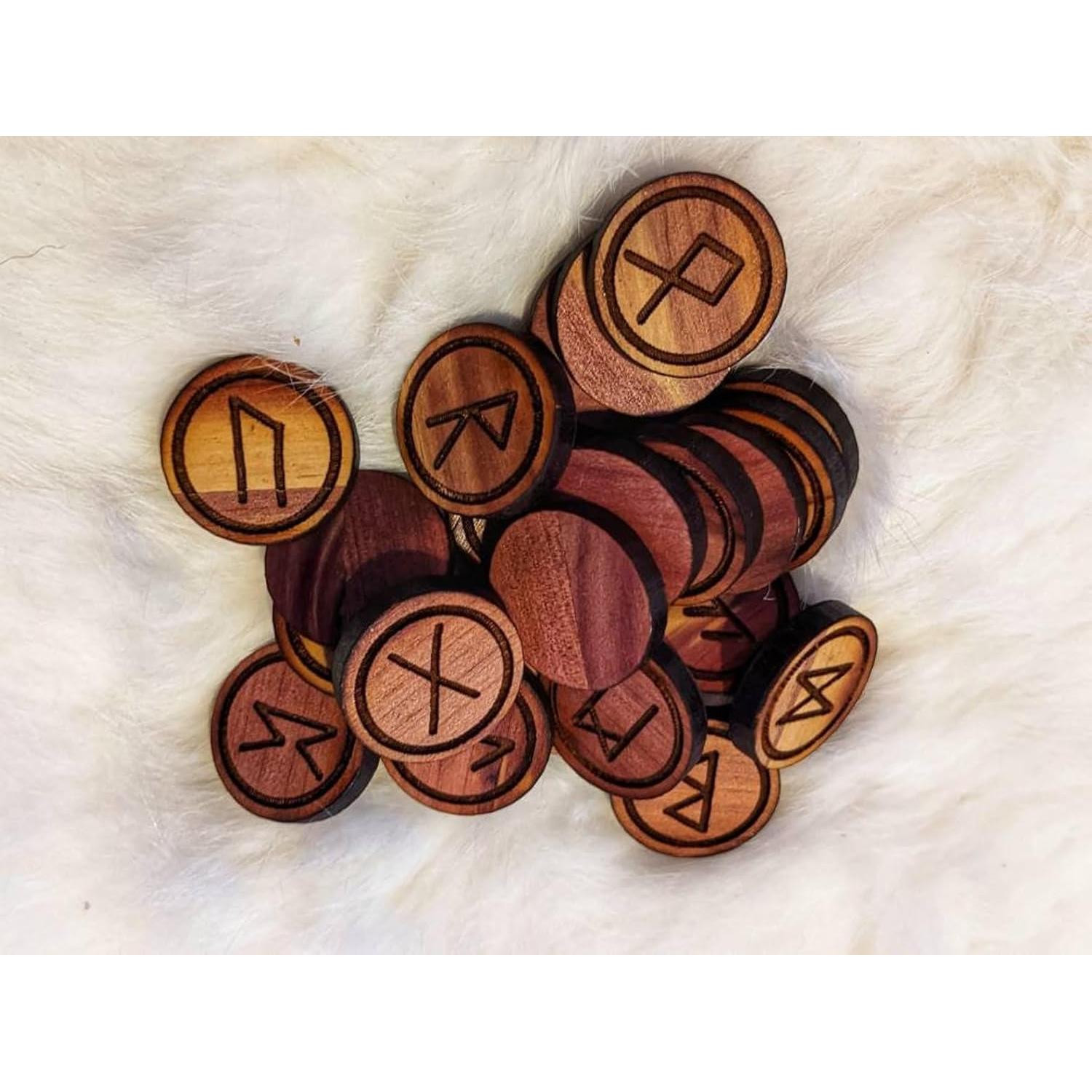 Juego de 24 Runas Elder Futhark de Cedro Rojo - Adivinación