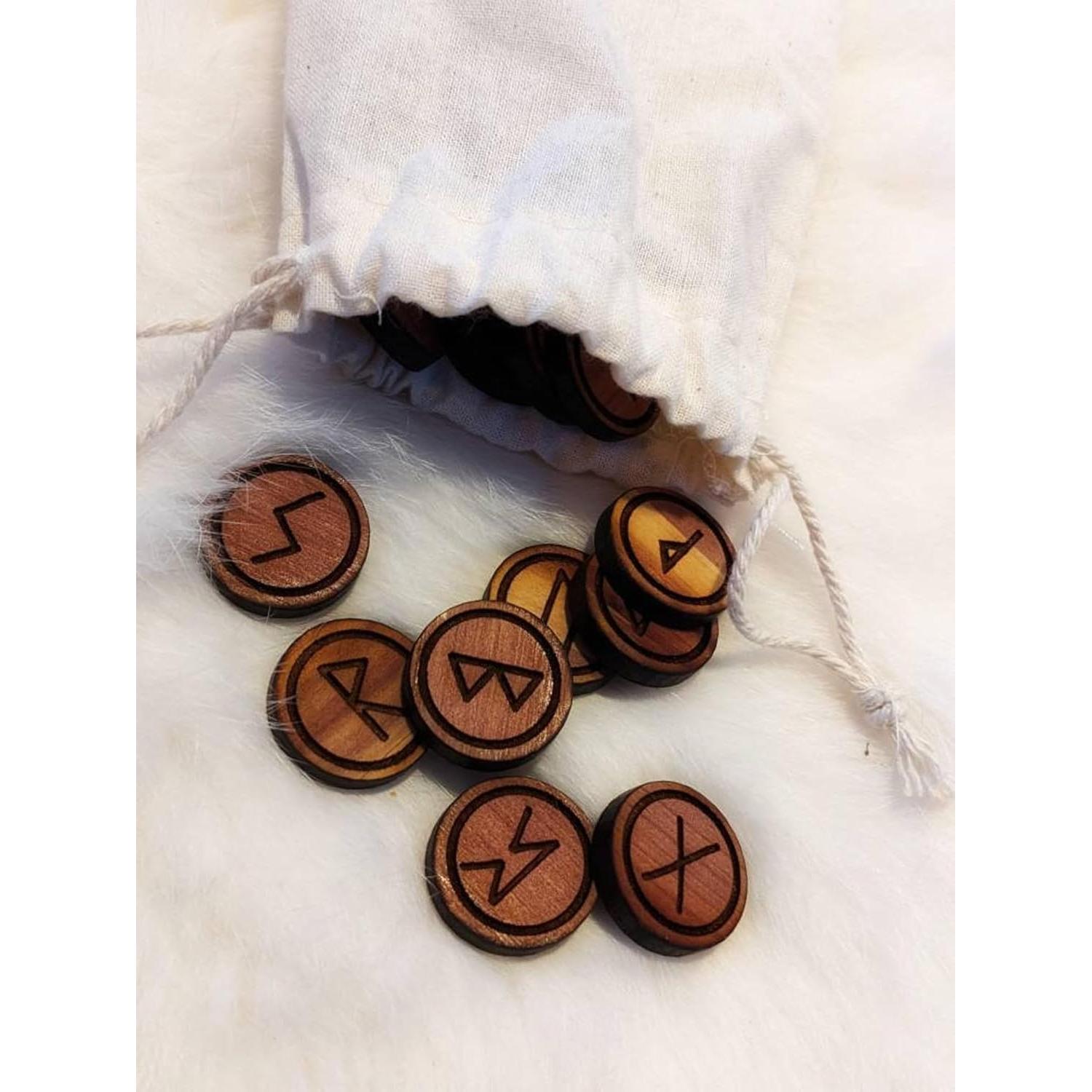 Juego de 24 Runas Elder Futhark de Cedro Rojo - Adivinación