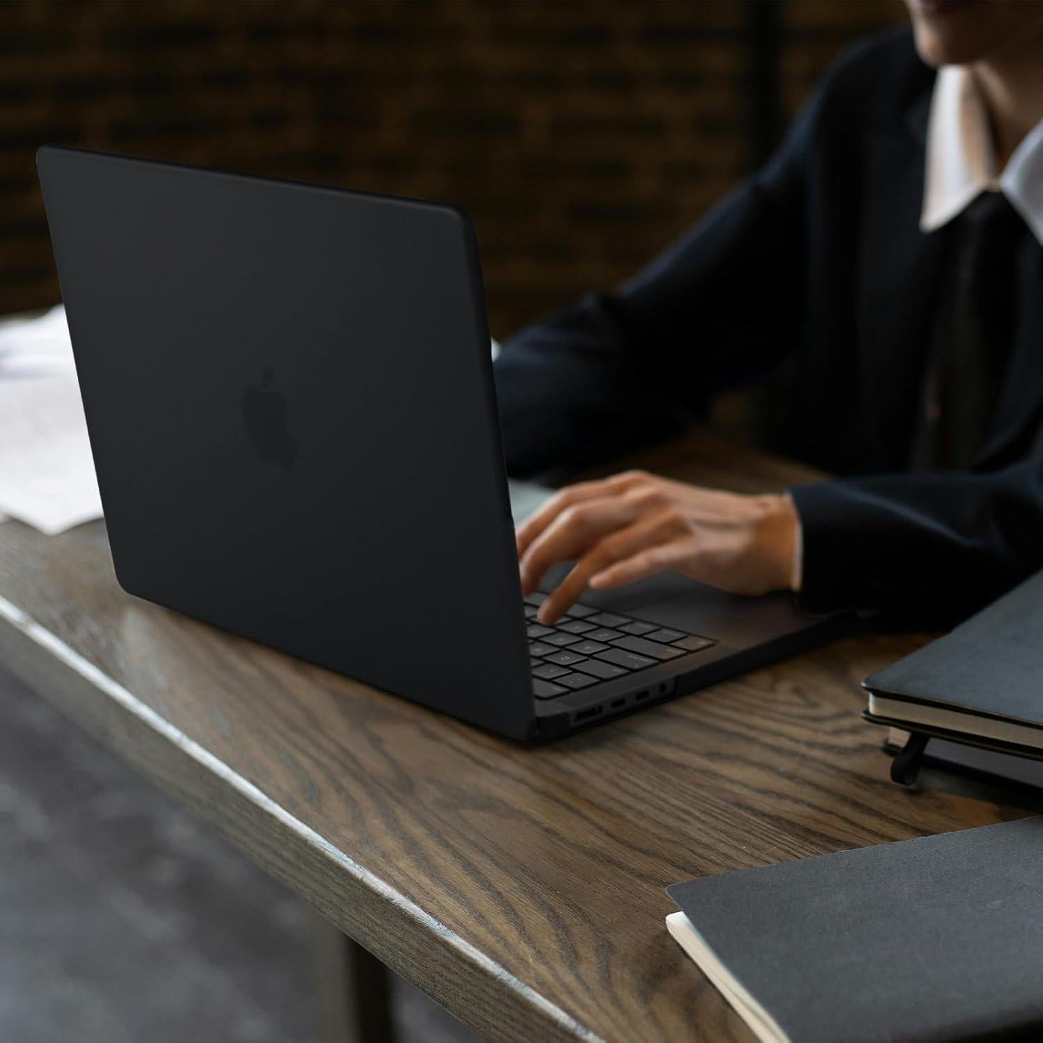 Funda Dura EooCoo para MacBook Pro 14" 2021-2025, Negro Mate