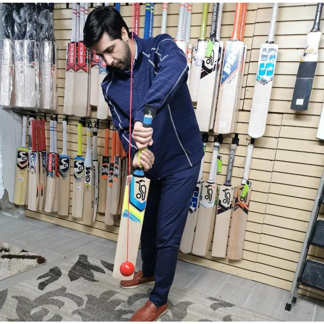 Pelota de Cricket Colgante Bratla con Cuerda PVC 218g