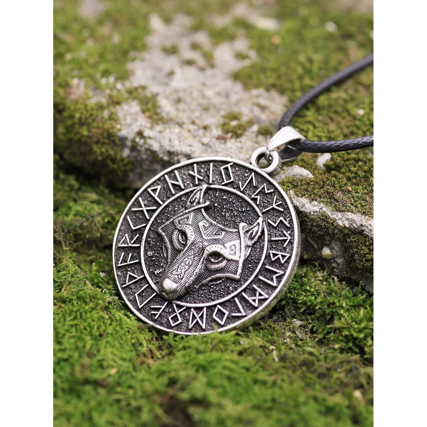 Collar de Lobo Vikingo HAQUIL con Medallón de Runas Antiguas