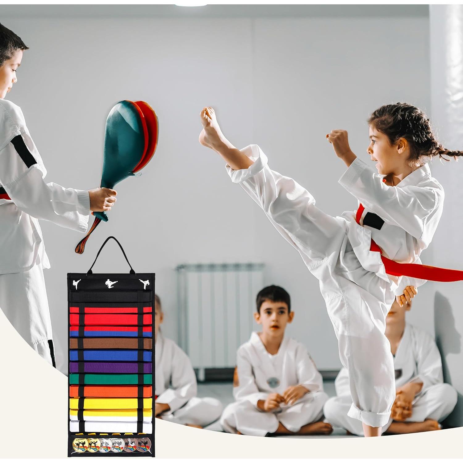 Soporte para Cinturones de Karate Winartton 12 Cinturones Fieltro