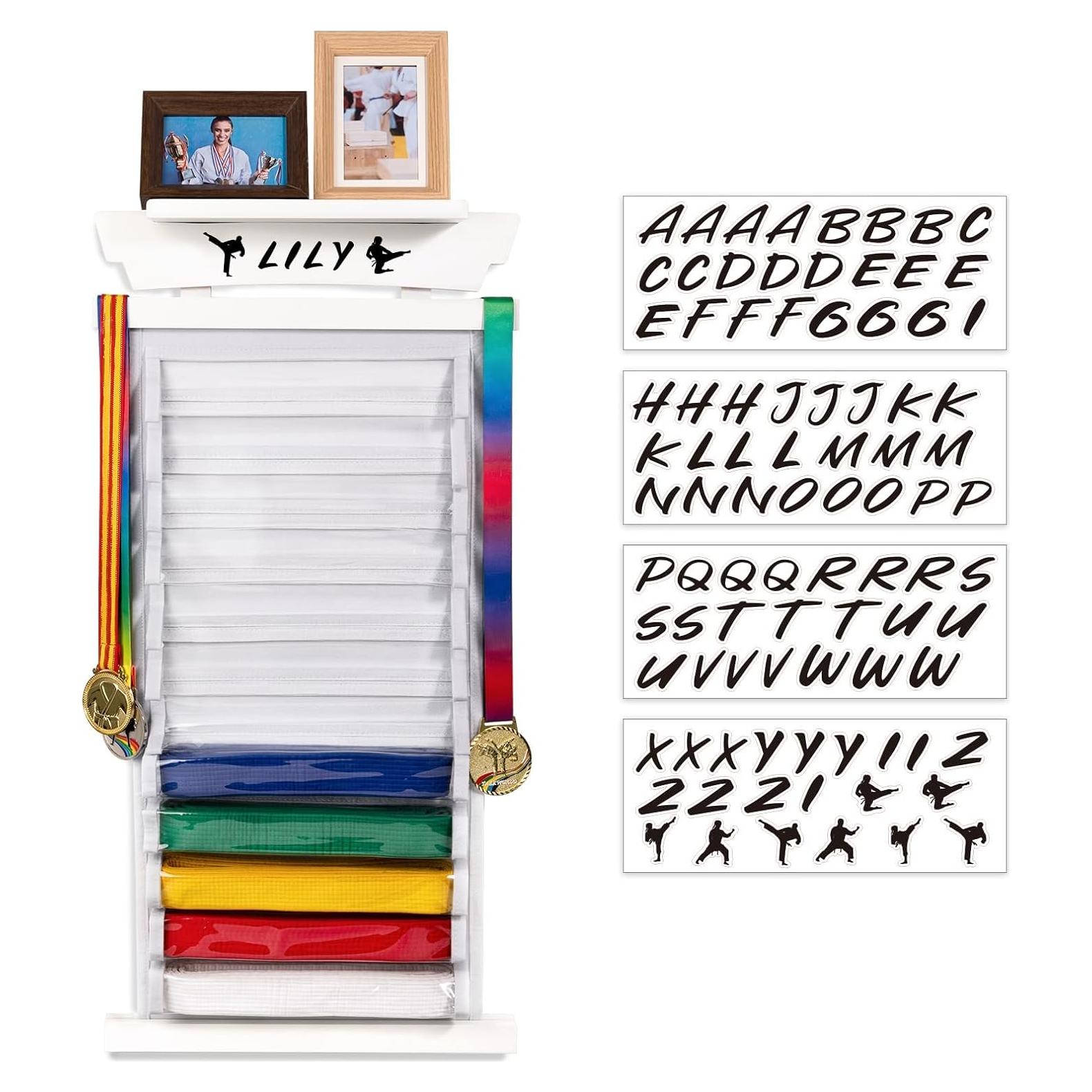 Soporte para Cinturones de Karate Tilhumt - Exhibidor 12 Cinturones