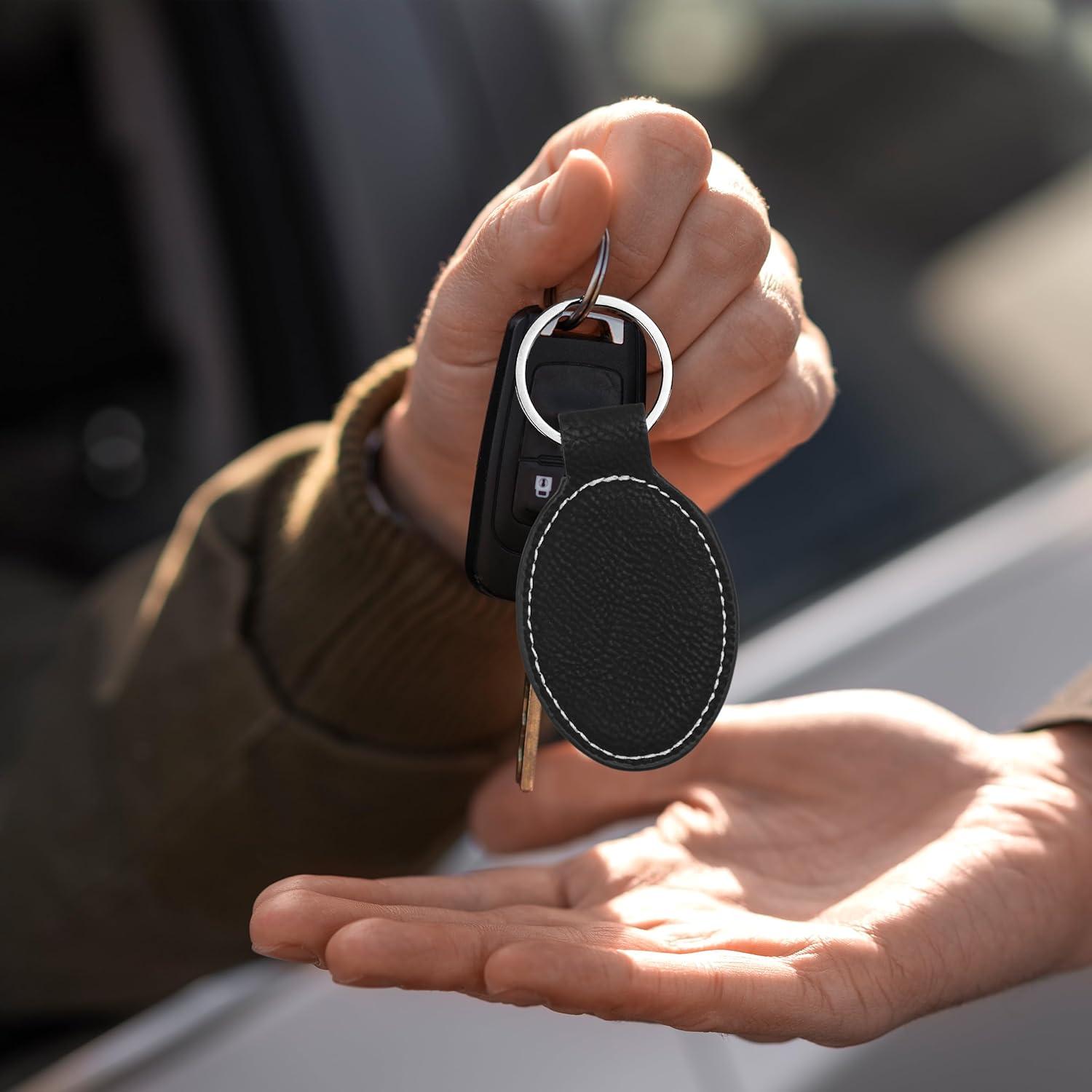 Llave Ovalada Grabada Personalizada Mujer Karate - Cuero Simulado