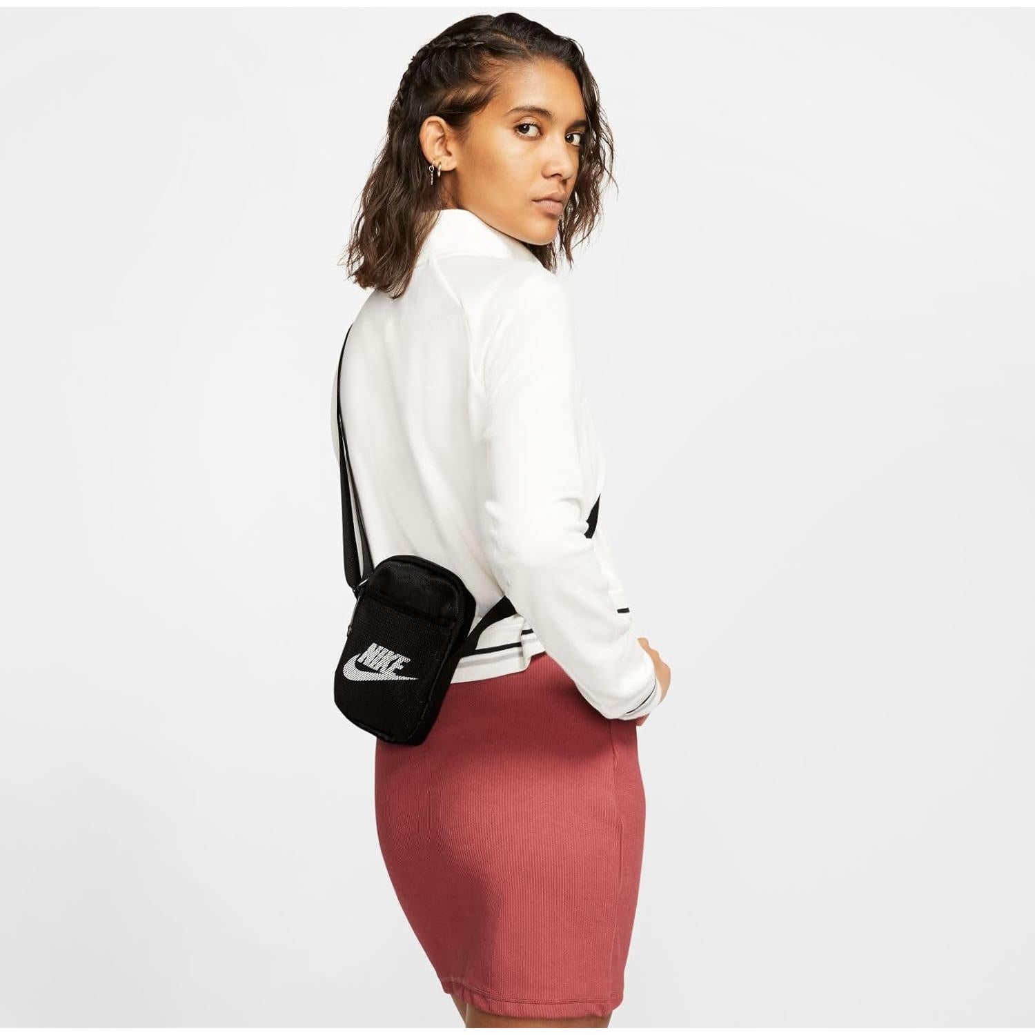 Bolsa de Hombro Nike Heritage Negra 17x23x6 cm