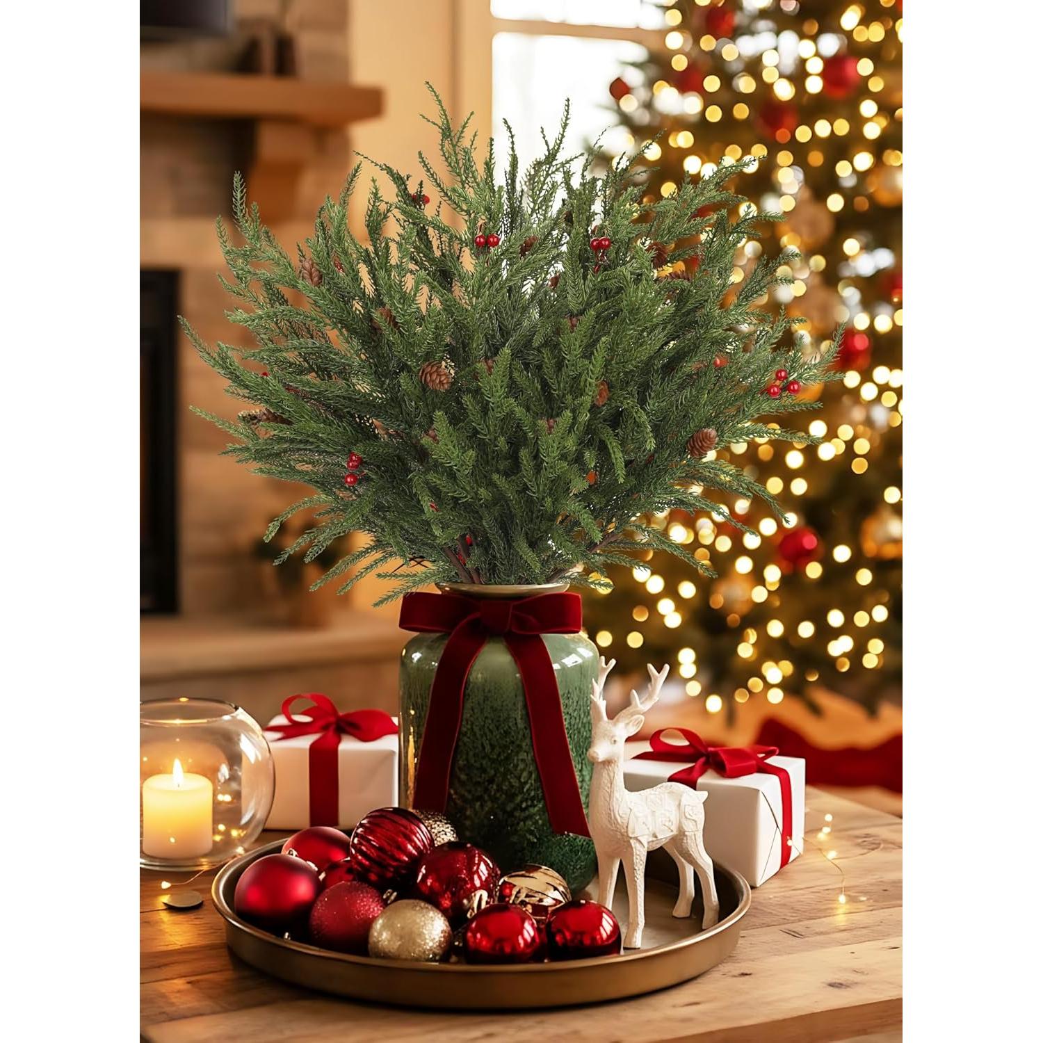 Ramas Artificiales de Pino Norfolk DILATATA - 3 Ramilletes con Berries Rojas y Piñas - 52 cm