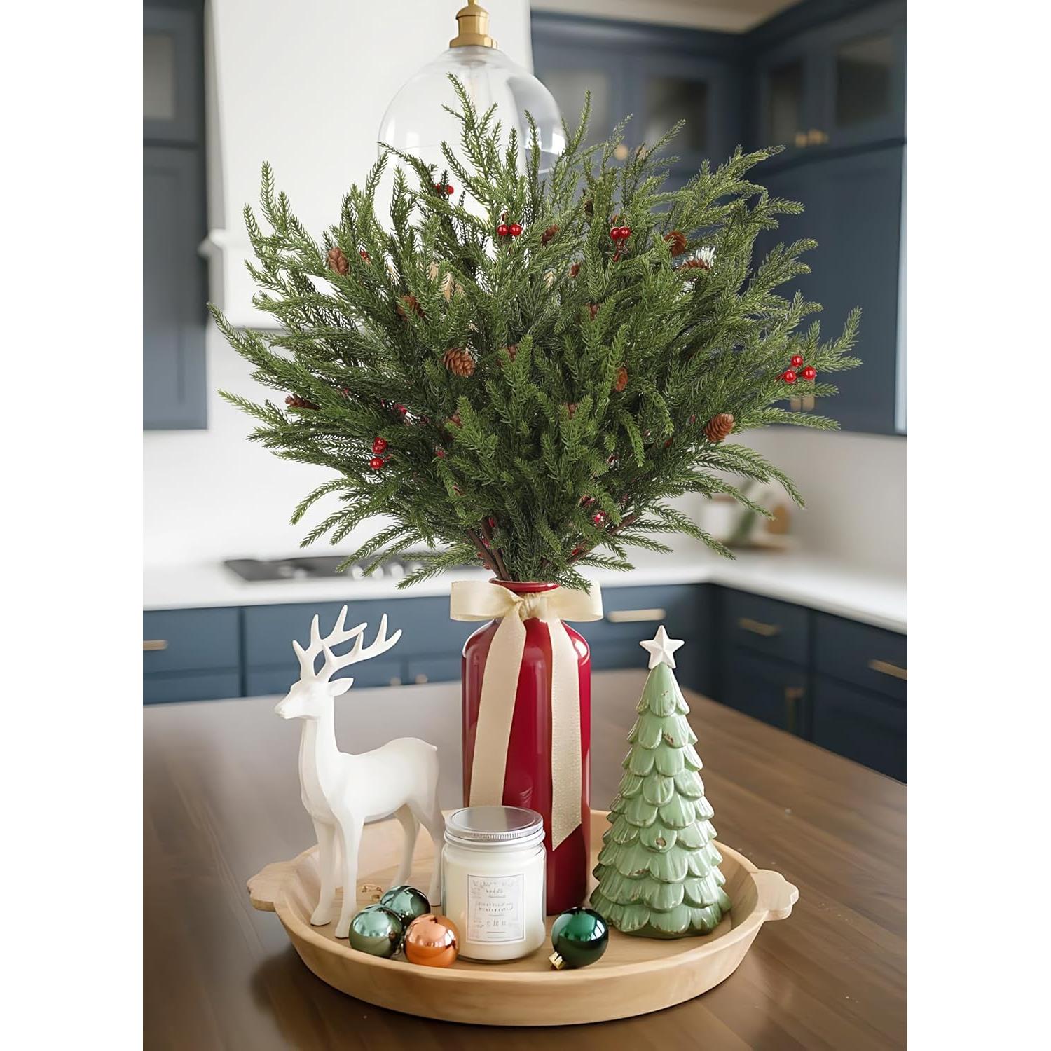 Ramas Artificiales de Pino Norfolk DILATATA - 3 Ramilletes con Berries Rojas y Piñas - 52 cm