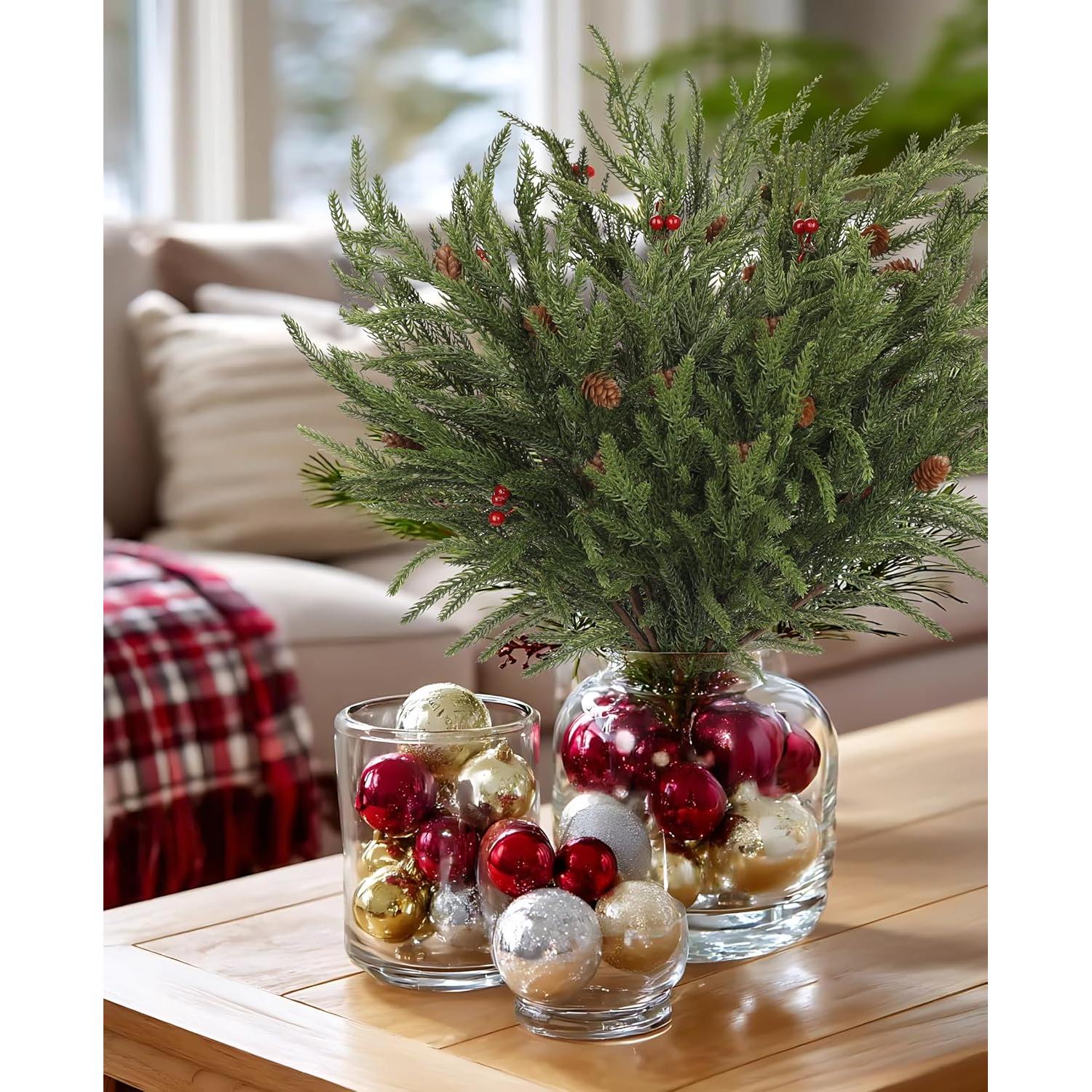 Ramas Artificiales de Pino Norfolk DILATATA - 3 Ramilletes con Berries Rojas y Piñas - 52 cm