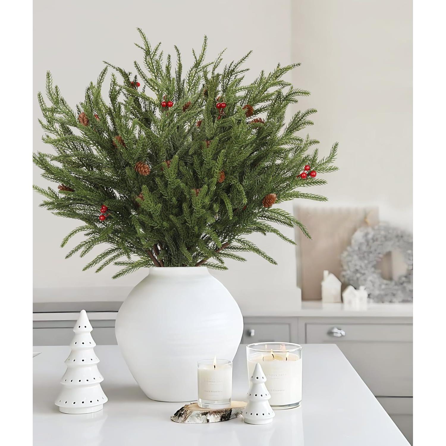 Ramas Artificiales de Pino Norfolk DILATATA - 3 Ramilletes con Berries Rojas y Piñas - 52 cm