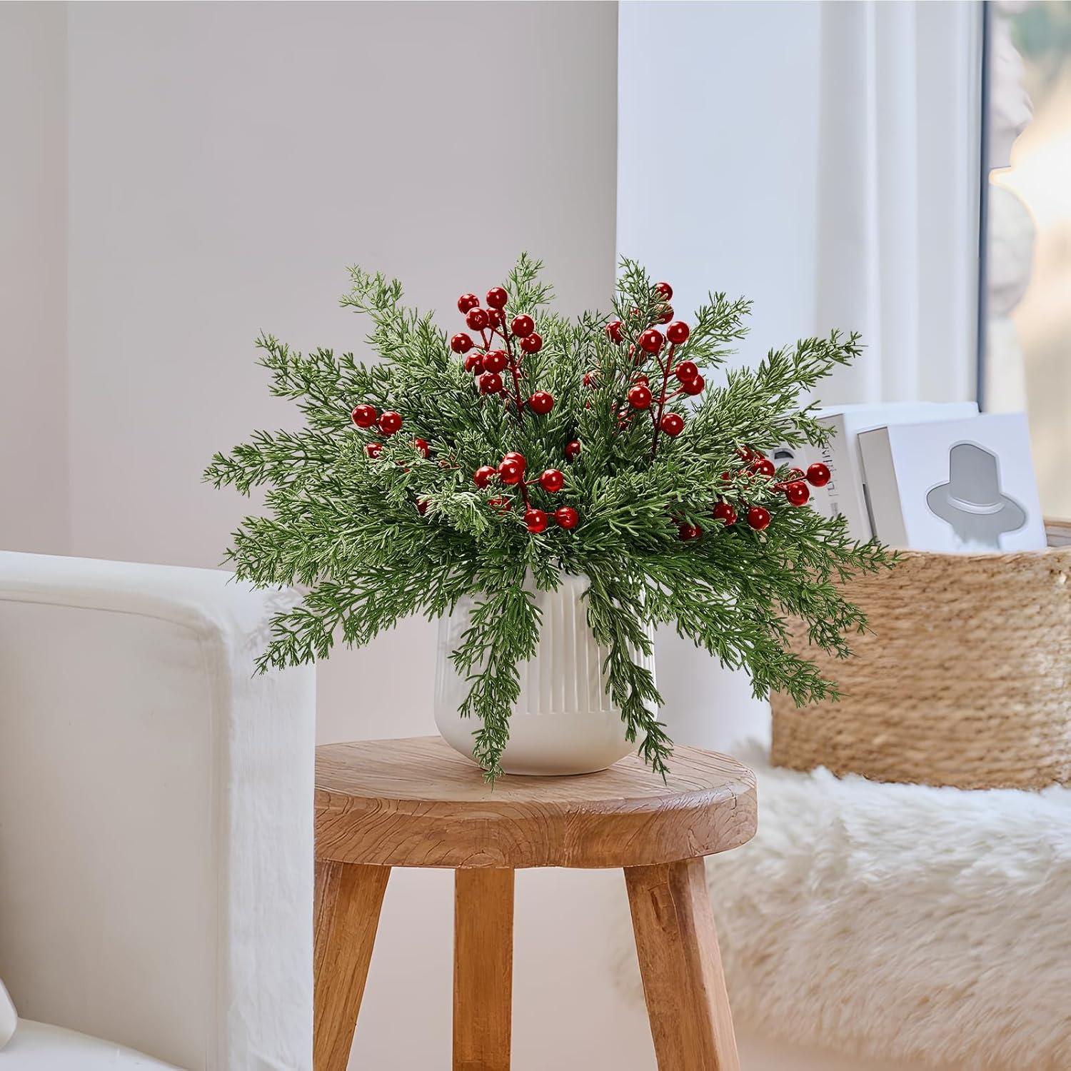 26 Ramas de Pino Artificial ComfyKit con Bayas Rojas 26.67 cm