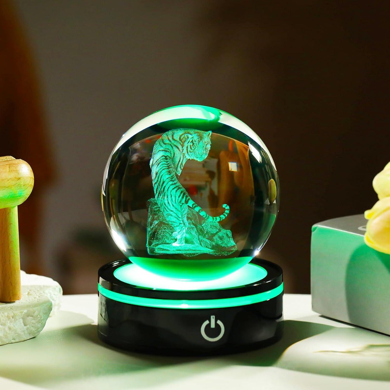 Figurita de Tigre 3D con Base LED y Bola de Cristal 8cm
