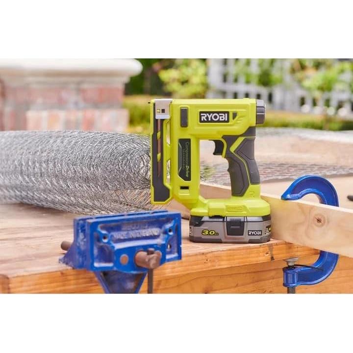 Grapadora Inalámbrica Ryobi 18V ONE+ P317 1.36 kg