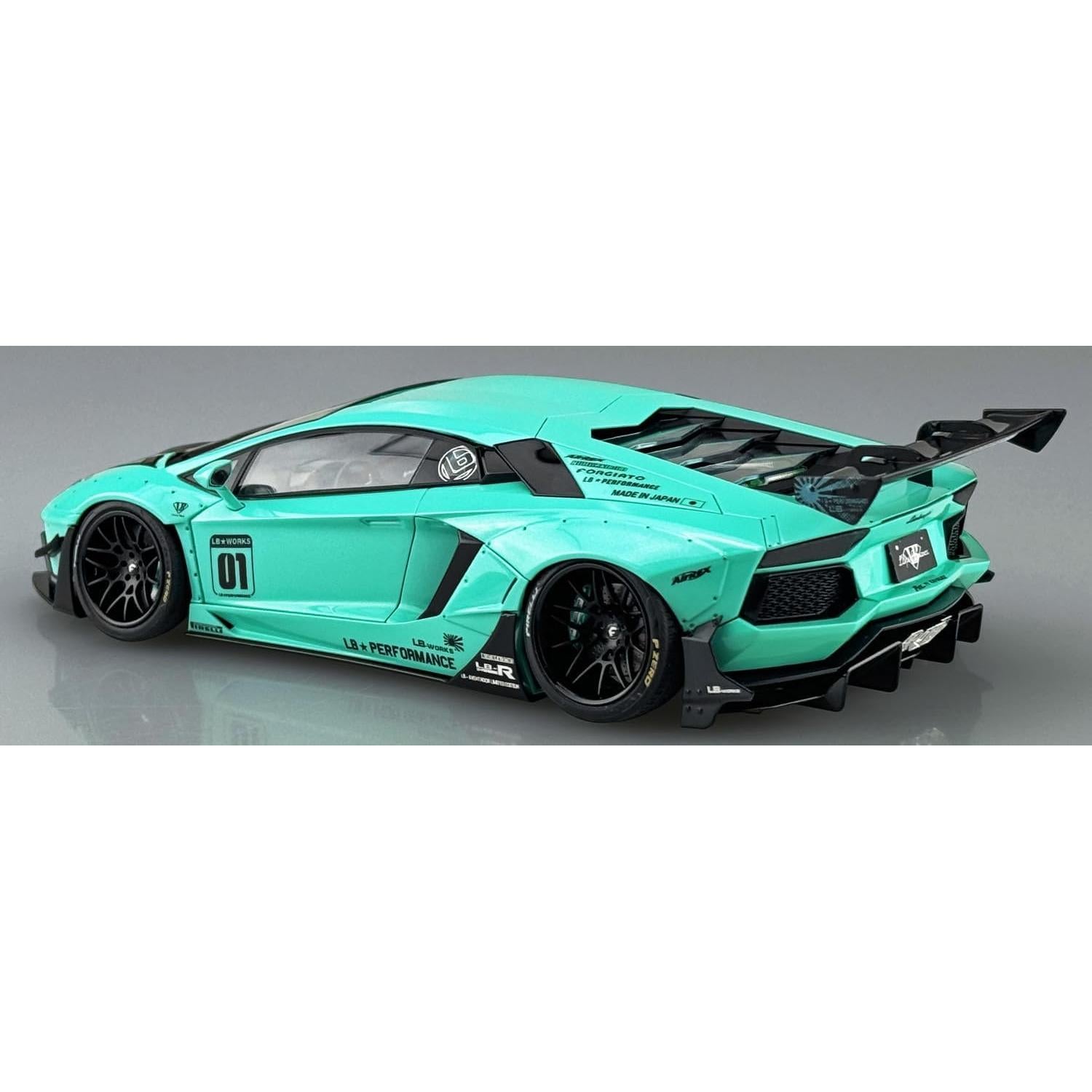 Kit de Modelo Lamborghini Aventador 1:24 Aoshima Edición Limitada