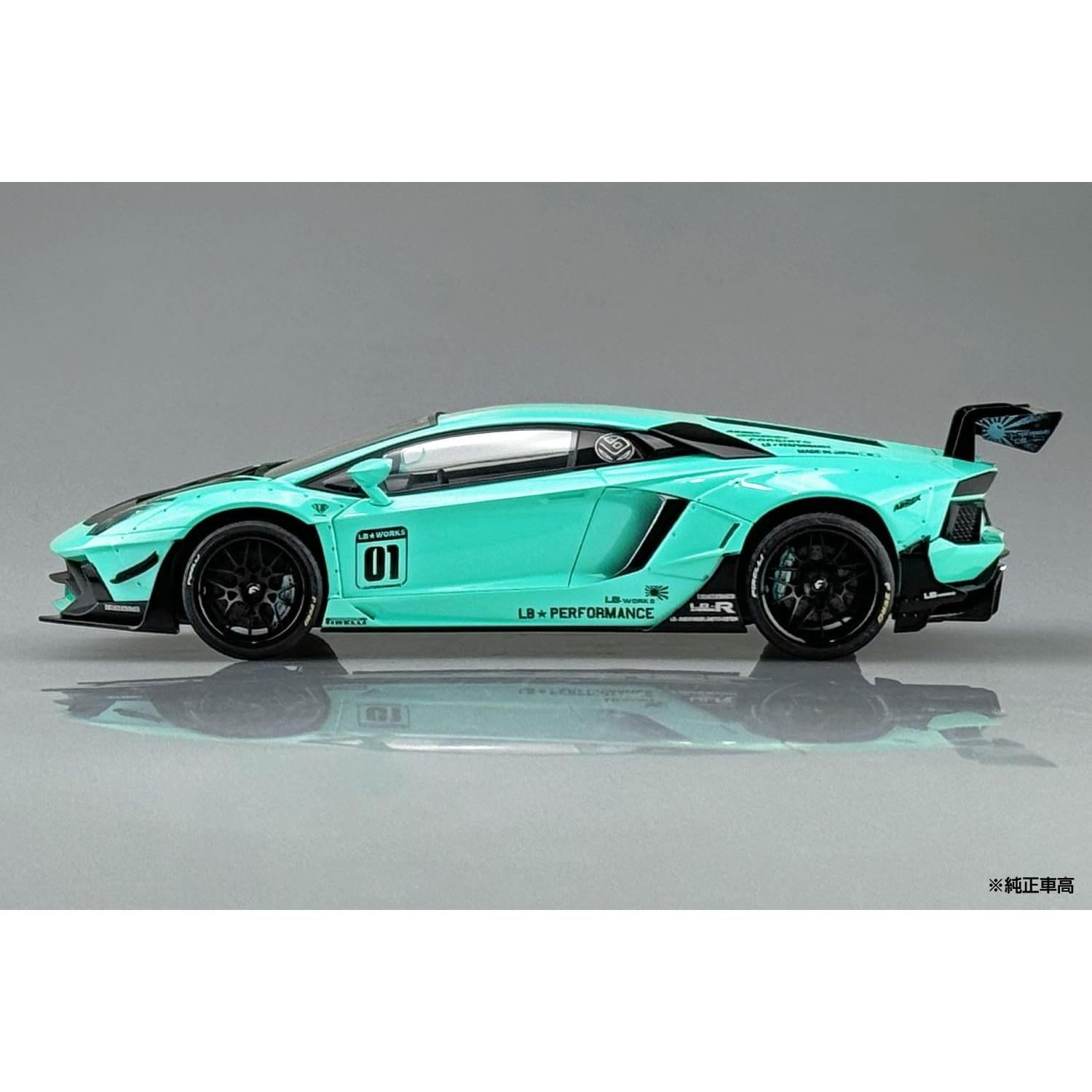 Kit de Modelo Lamborghini Aventador 1:24 Aoshima Edición Limitada