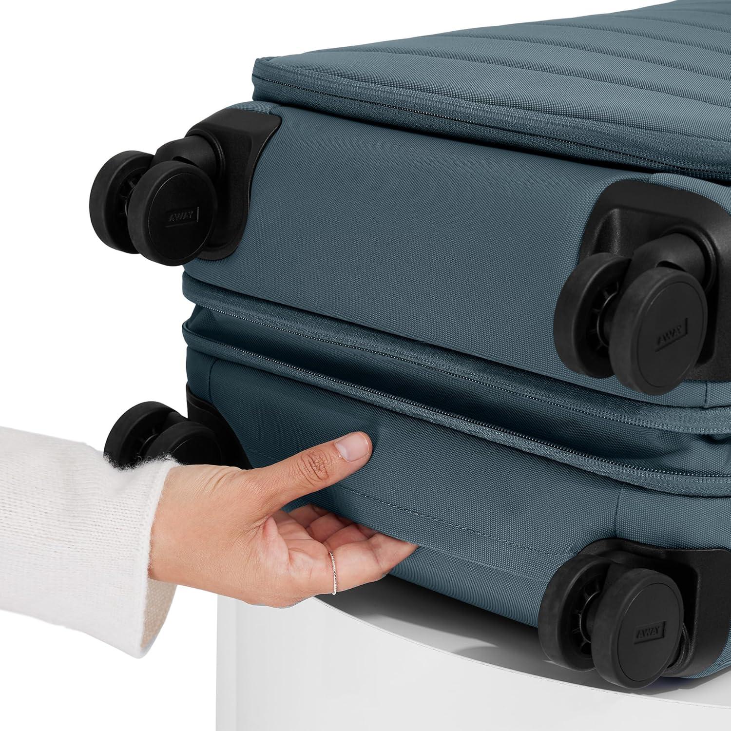 Maleta de Mano Away 22" Expandible Nylon Azul Costa