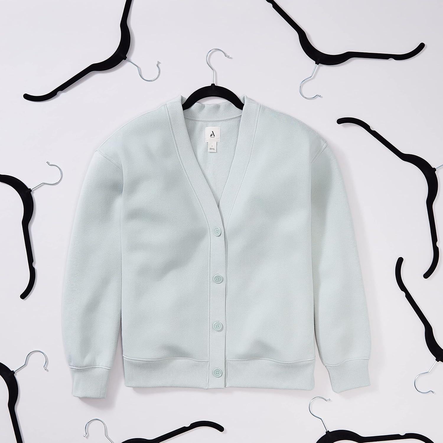 Perchas de Ropa Antideslizantes Amazon Basics 50 Unidades Negras