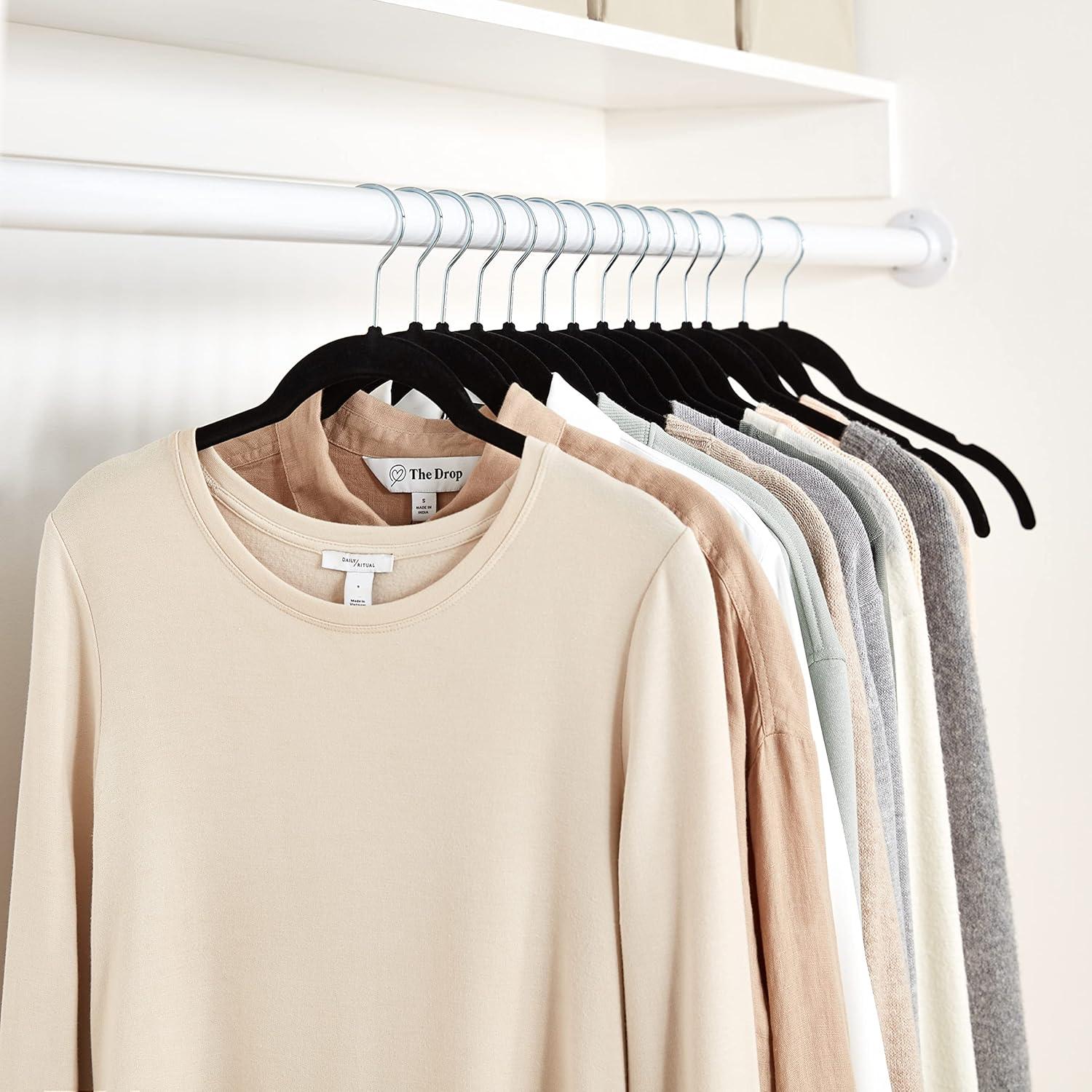 Perchas de Ropa Antideslizantes Amazon Basics 50 Unidades Negras