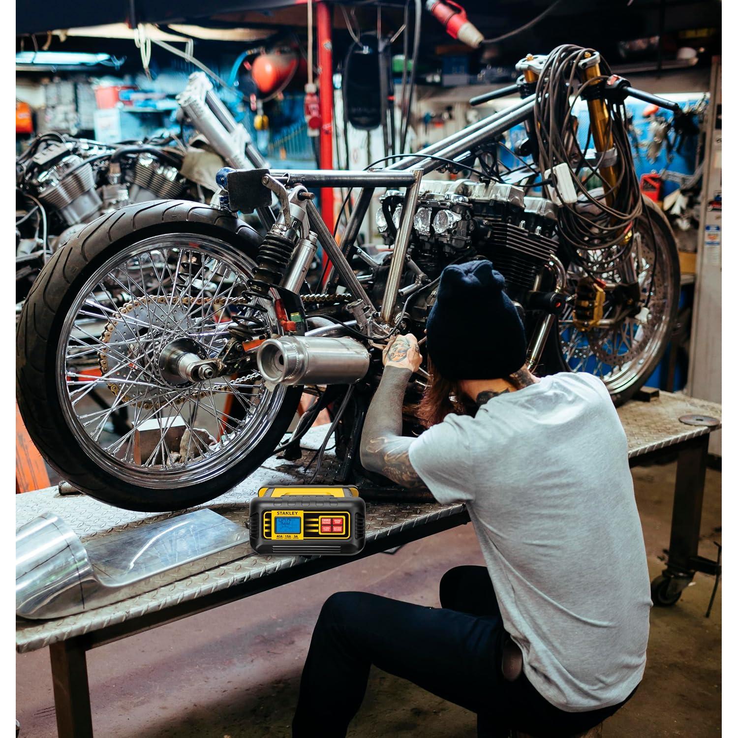 Cargador de Batería Stanley BC40BS 40A con Arranque y LCD