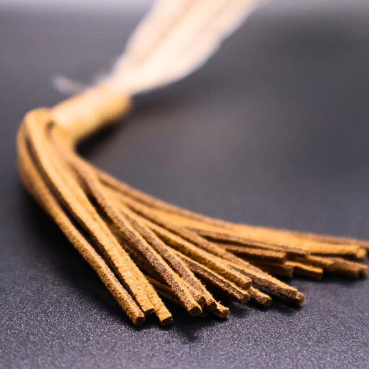 Pluma de Ahumado GOKTRO de Cuero 35.56 cm con Borlas