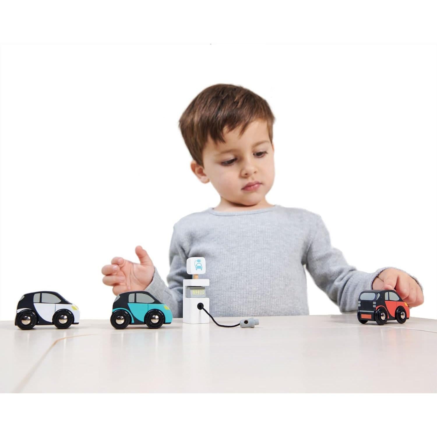 Set de Coches Eléctricos de Madera Tender Leaf Toys - 3 Piezas