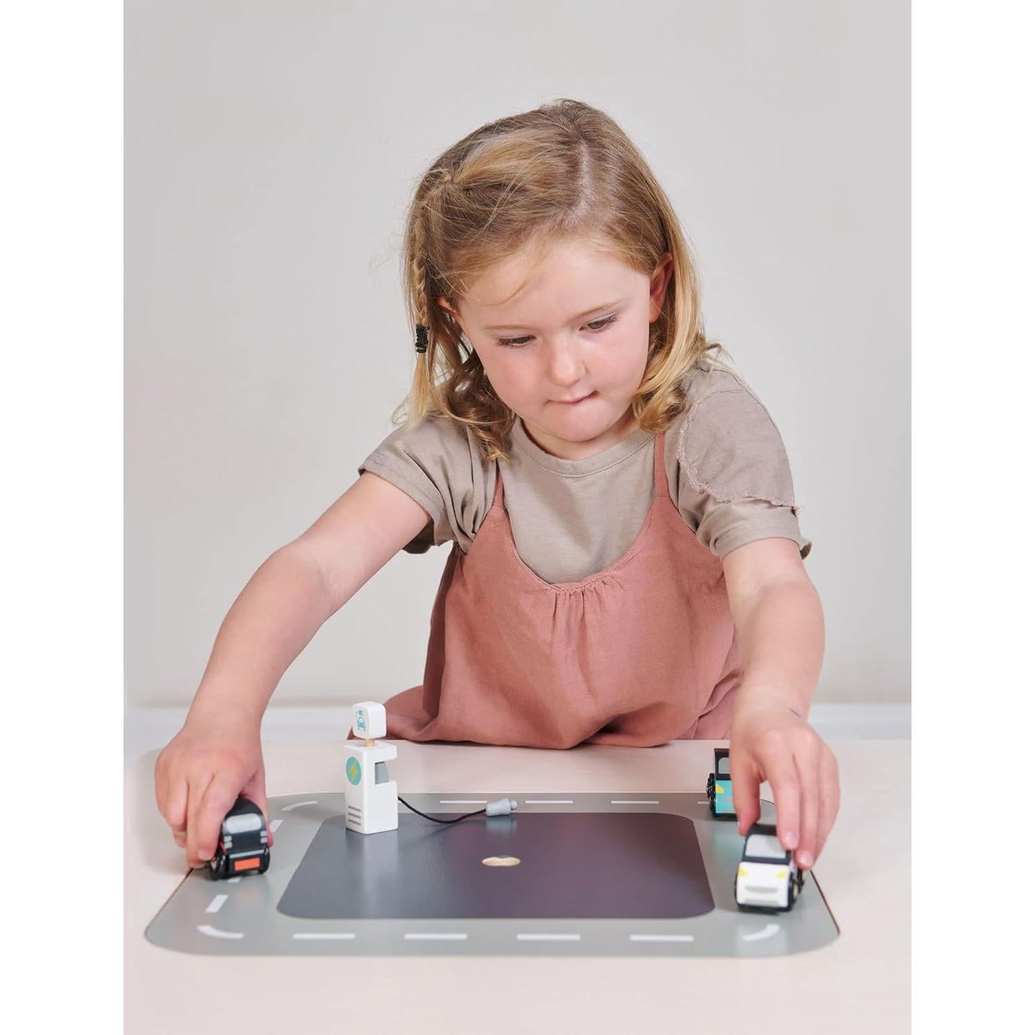 Set de Coches Eléctricos de Madera Tender Leaf Toys - 3 Piezas