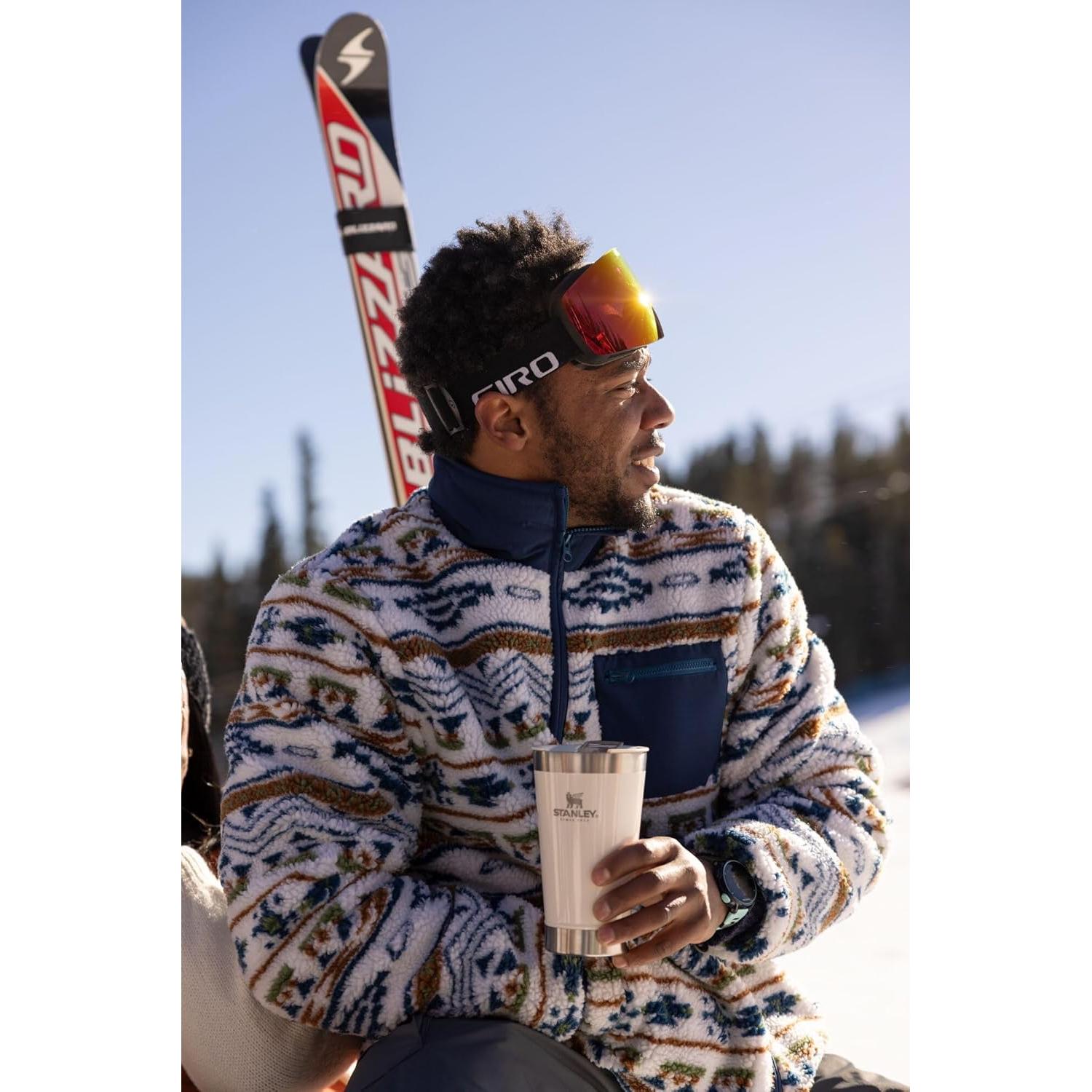 Vaso de Cerveza Stanley 16 oz Aislado Brillo Crema