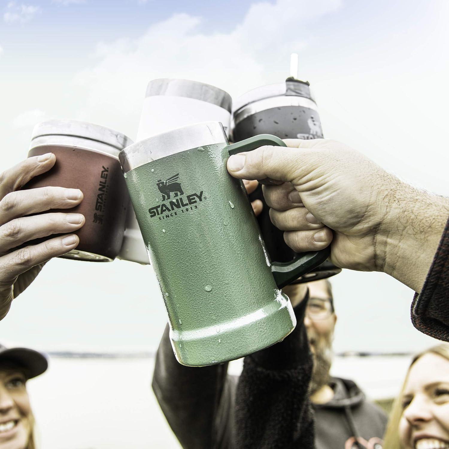 Taza de Cerveza Stanley Big Grip 0.71 L Verde Aislada