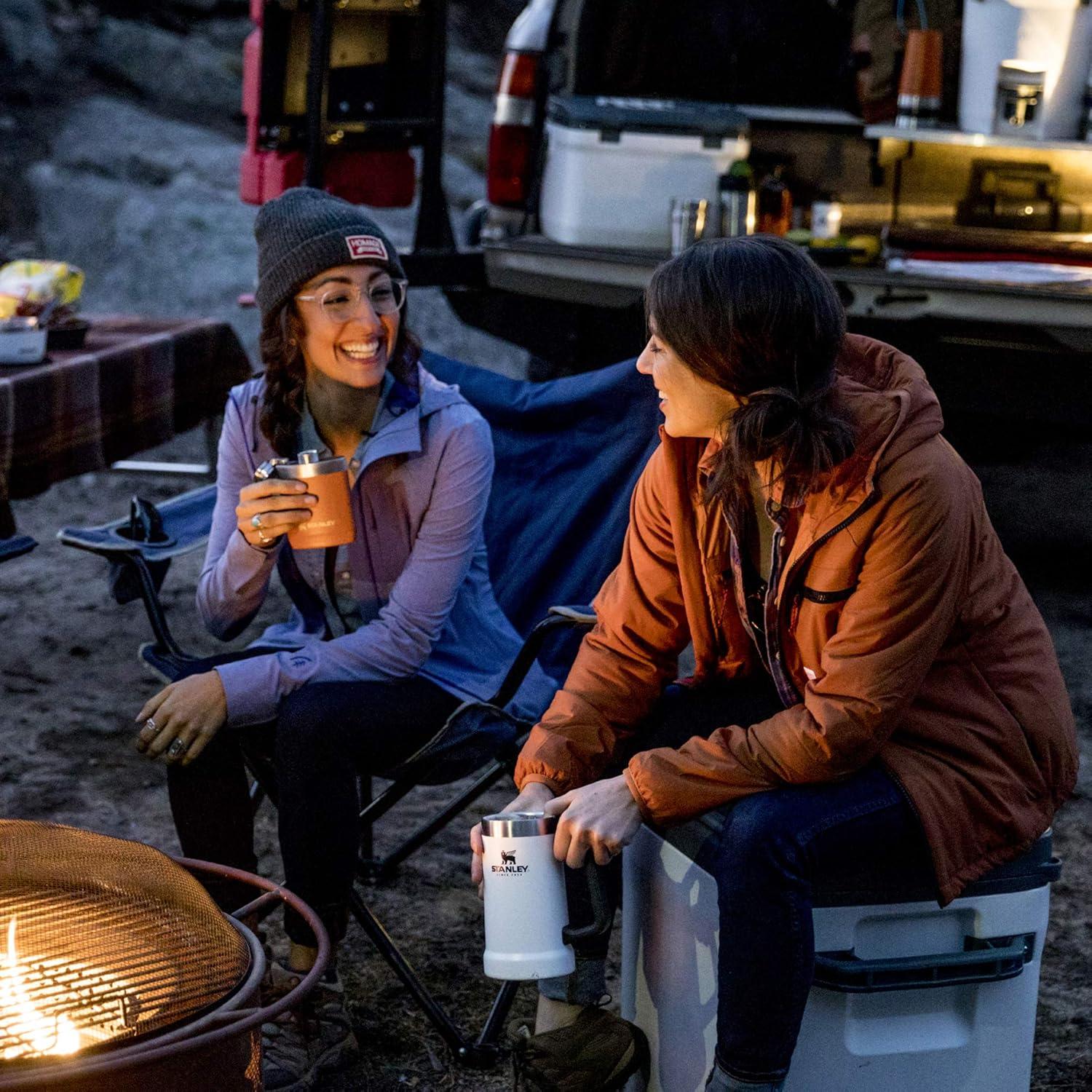 Taza de Cerveza Stanley Big Grip 0.71 L Verde Aislada