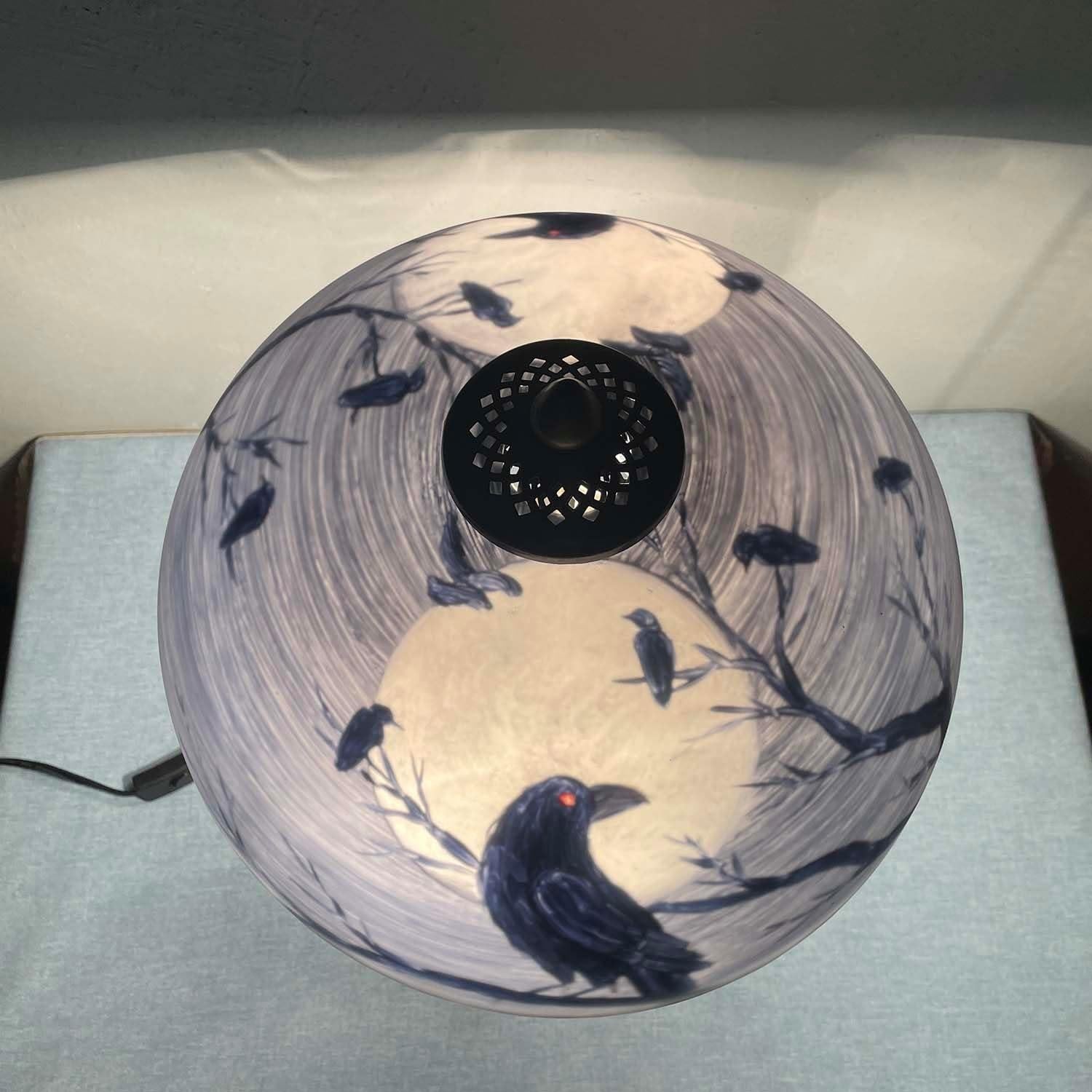 Lámpara de Mesa BIEYE Cuervos en Rama 35.56 cm Vidrio Pintado