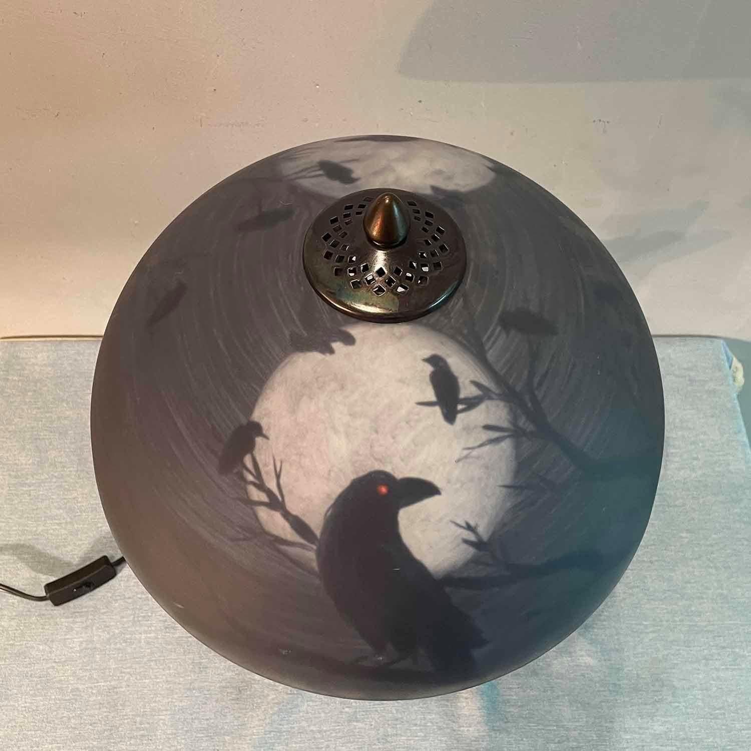 Lámpara de Mesa BIEYE Cuervos en Rama 35.56 cm Vidrio Pintado