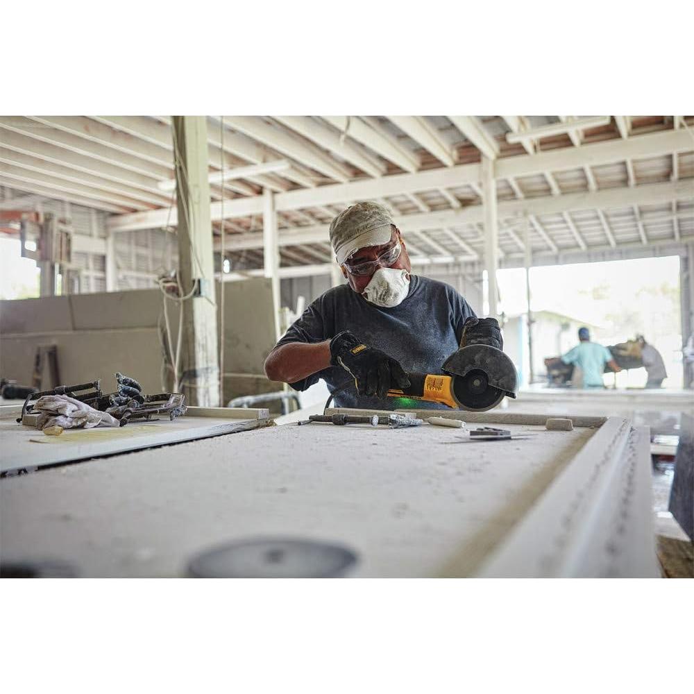 Amoladora DEWALT DWE43231VS 5" Velocidad Variable 2.58 kg