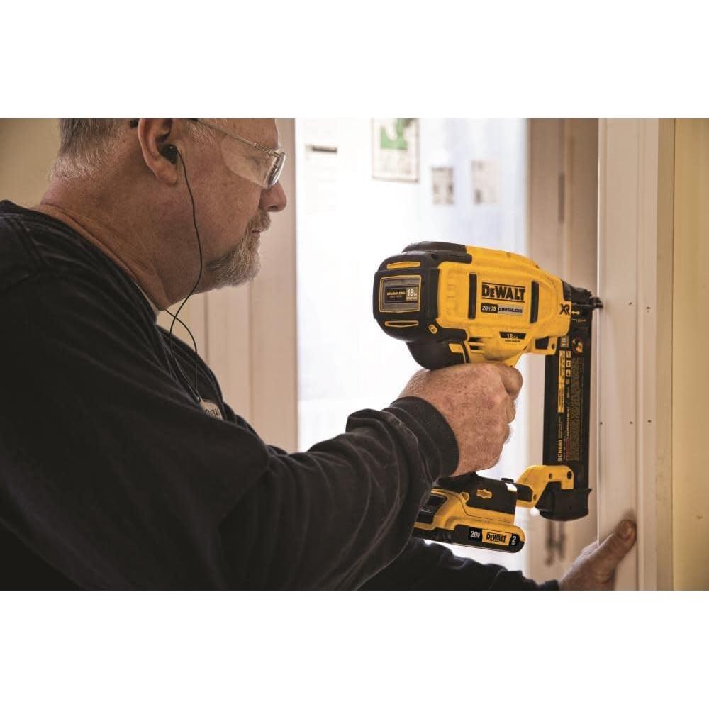 Clavadora DEWALT DCN680B 20V 18 GA Batería Sin Gas
