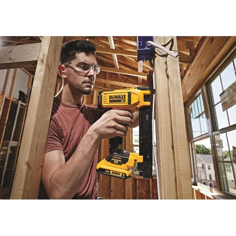 Grapadora Inalámbrica DEWALT 20V MAX DCN701D1 para Cables