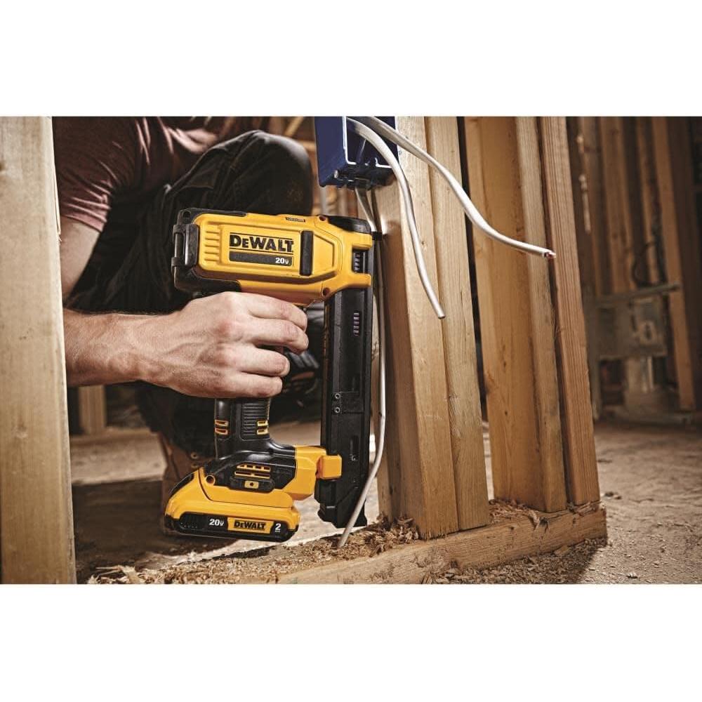 Grapadora Inalámbrica DEWALT 20V MAX DCN701D1 para Cables