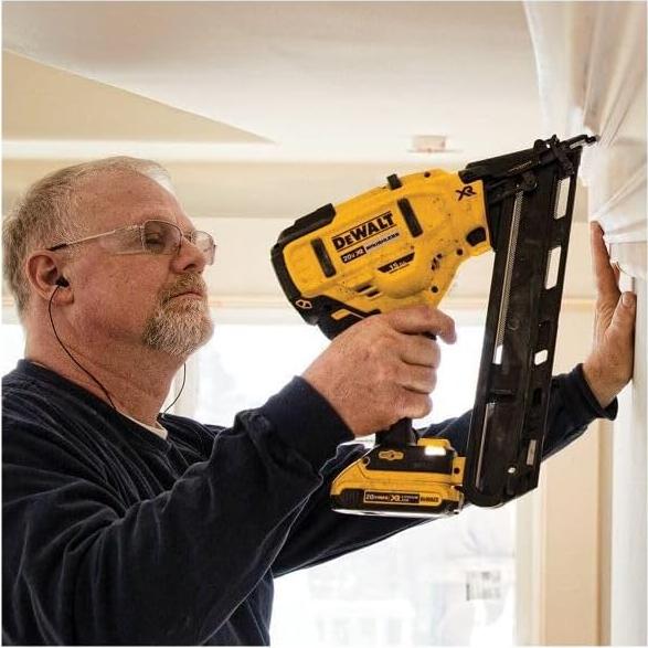 Clavadora de Acabado DEWALT 20V Angulada 15GA Batería