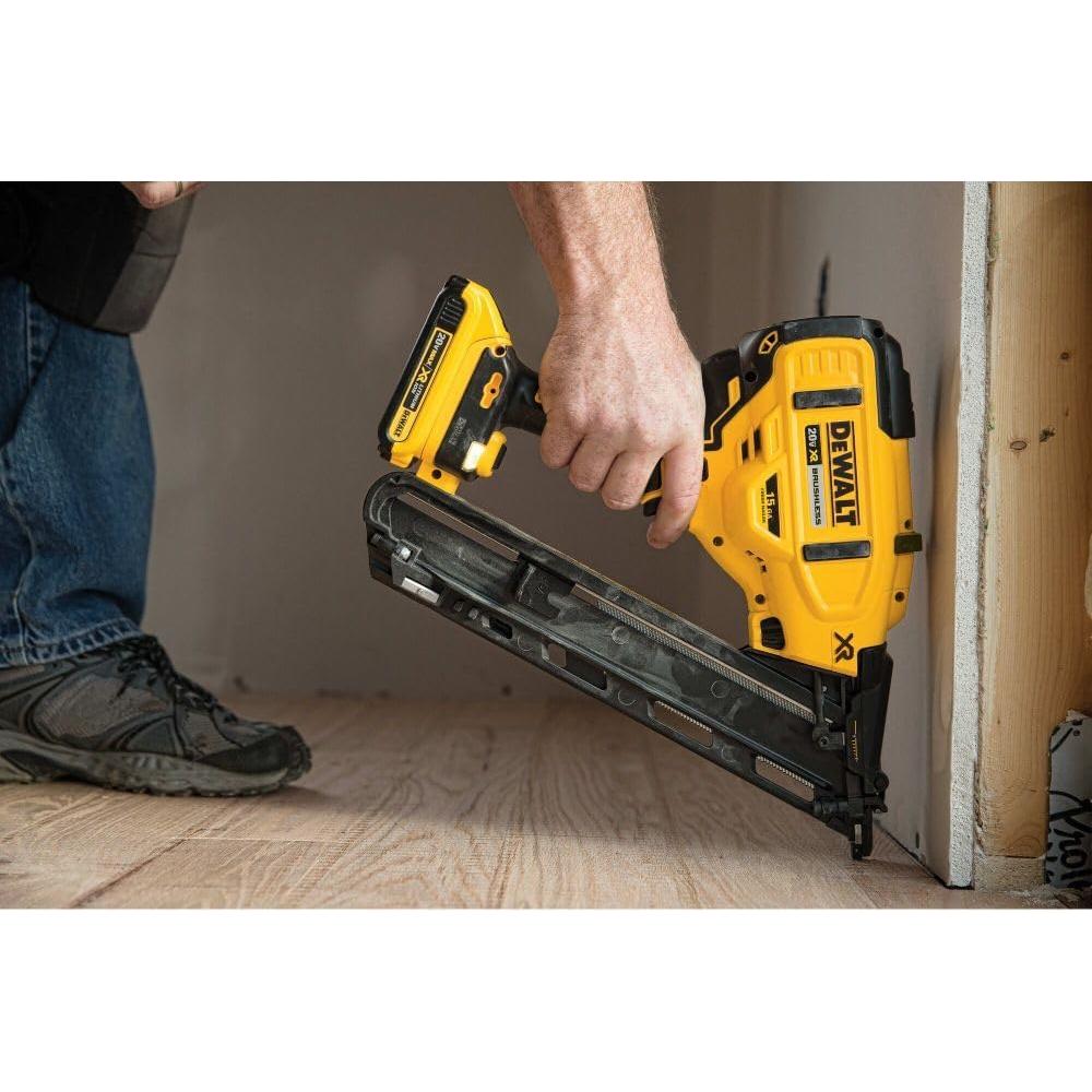 Clavadora de Acabado DEWALT 20V Angulada 15GA Batería