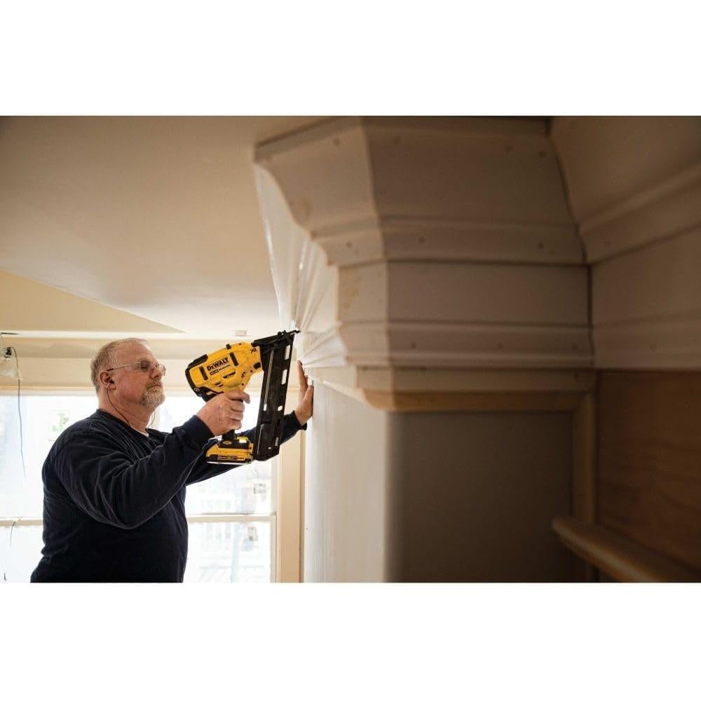 Clavadora de Acabado DEWALT 20V Angulada 15GA Batería