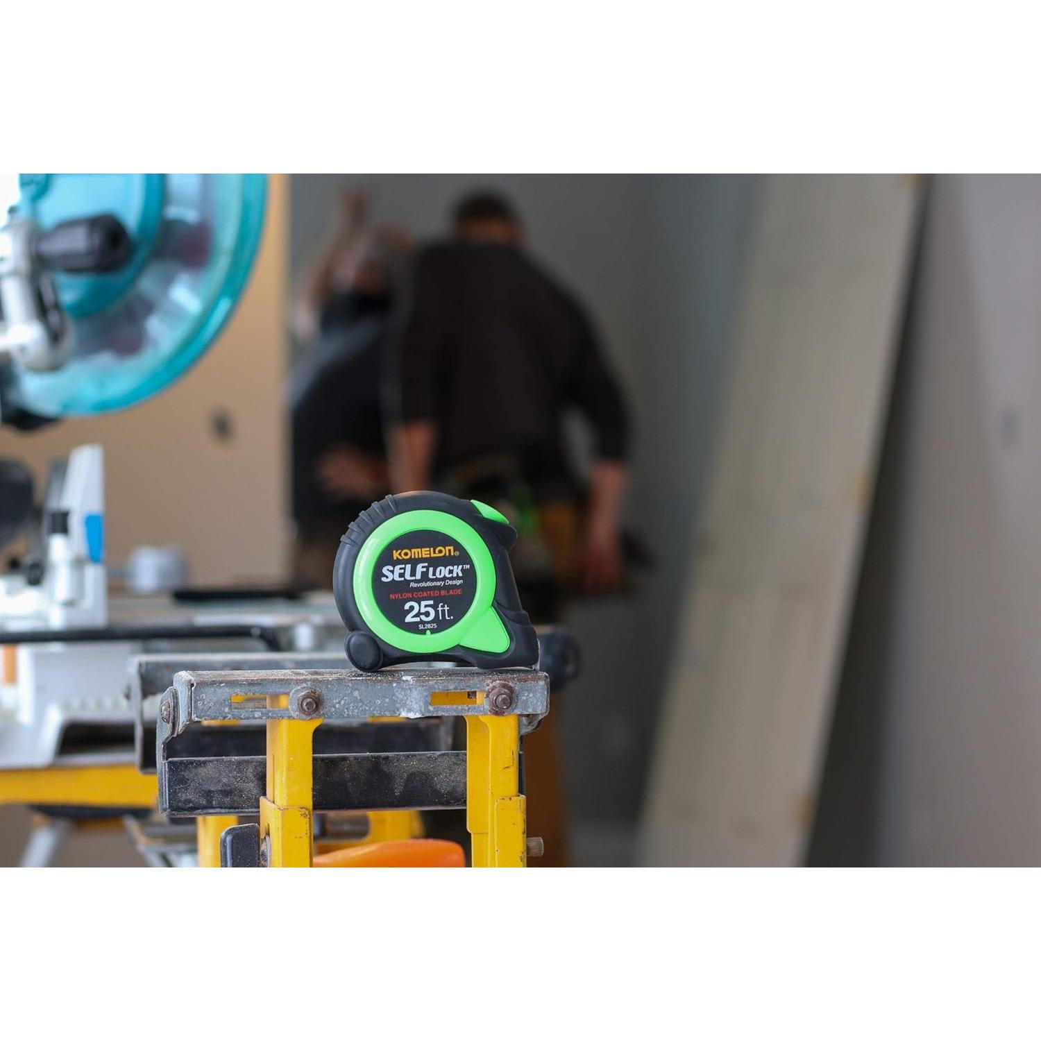 Cinta Métrica Komelon SL2825 7.62m Bloqueo Automático
