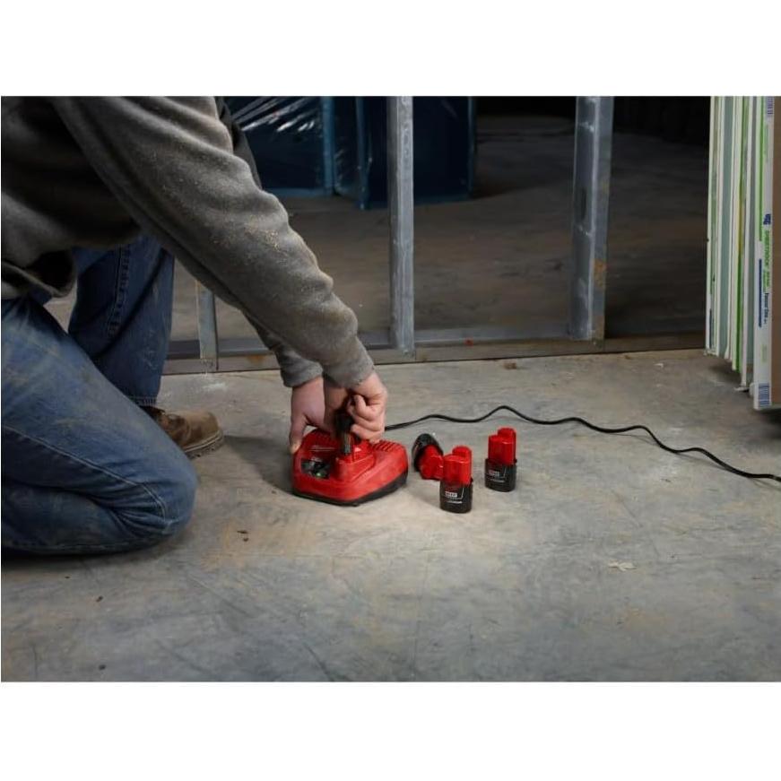Cargador de Batería Milwaukee 12V Li-Ion 30 min compacto