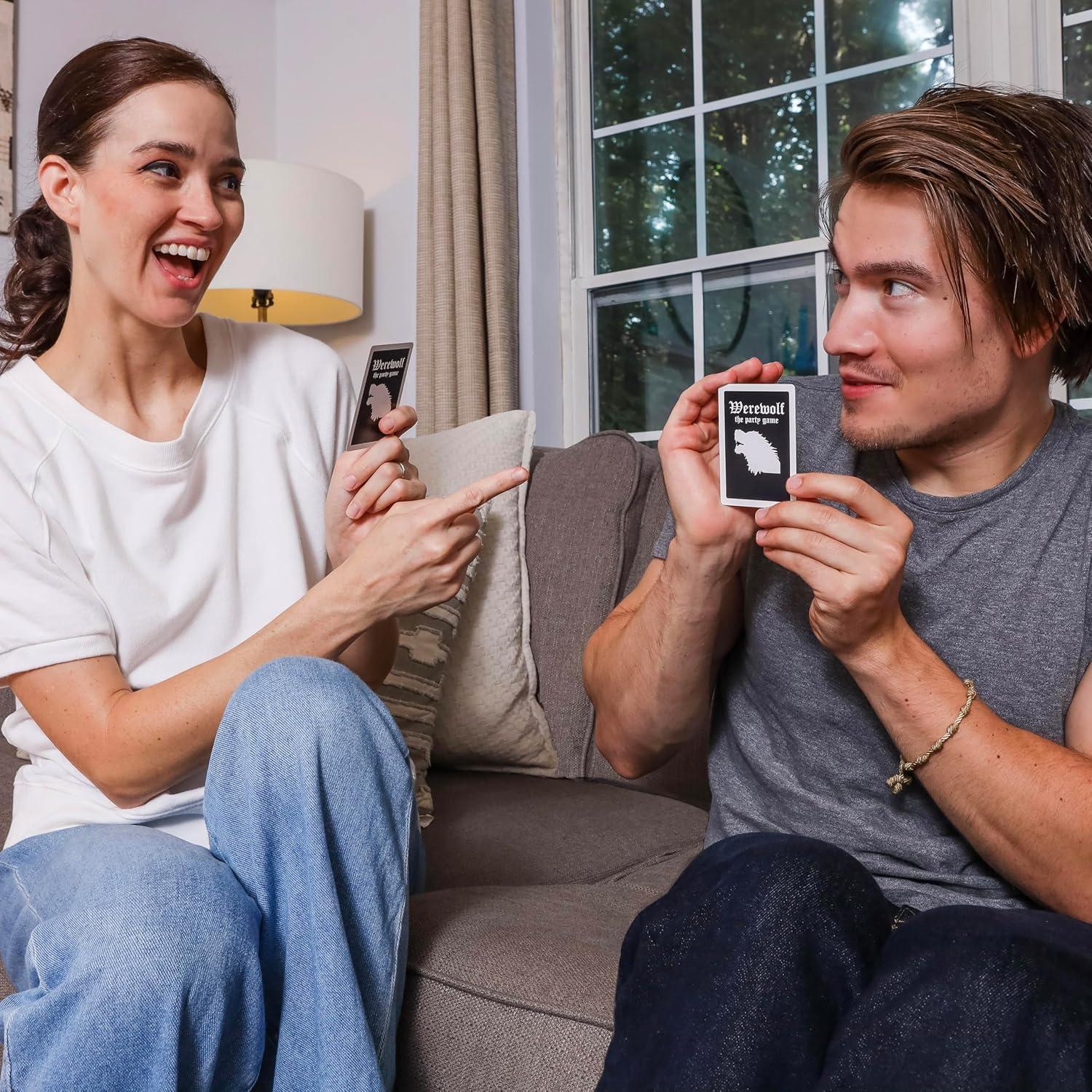 Juego de Mesa Hombre Lobo Apostrophe Games - 42 Cartas para 7 a 30 Jugadores