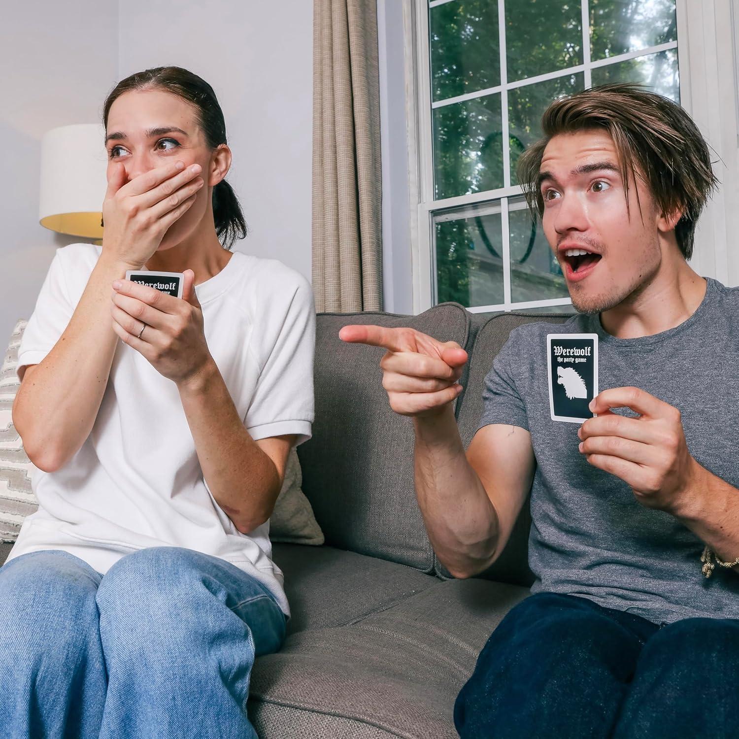 Juego de Mesa Hombre Lobo Apostrophe Games - 42 Cartas para 7 a 30 Jugadores