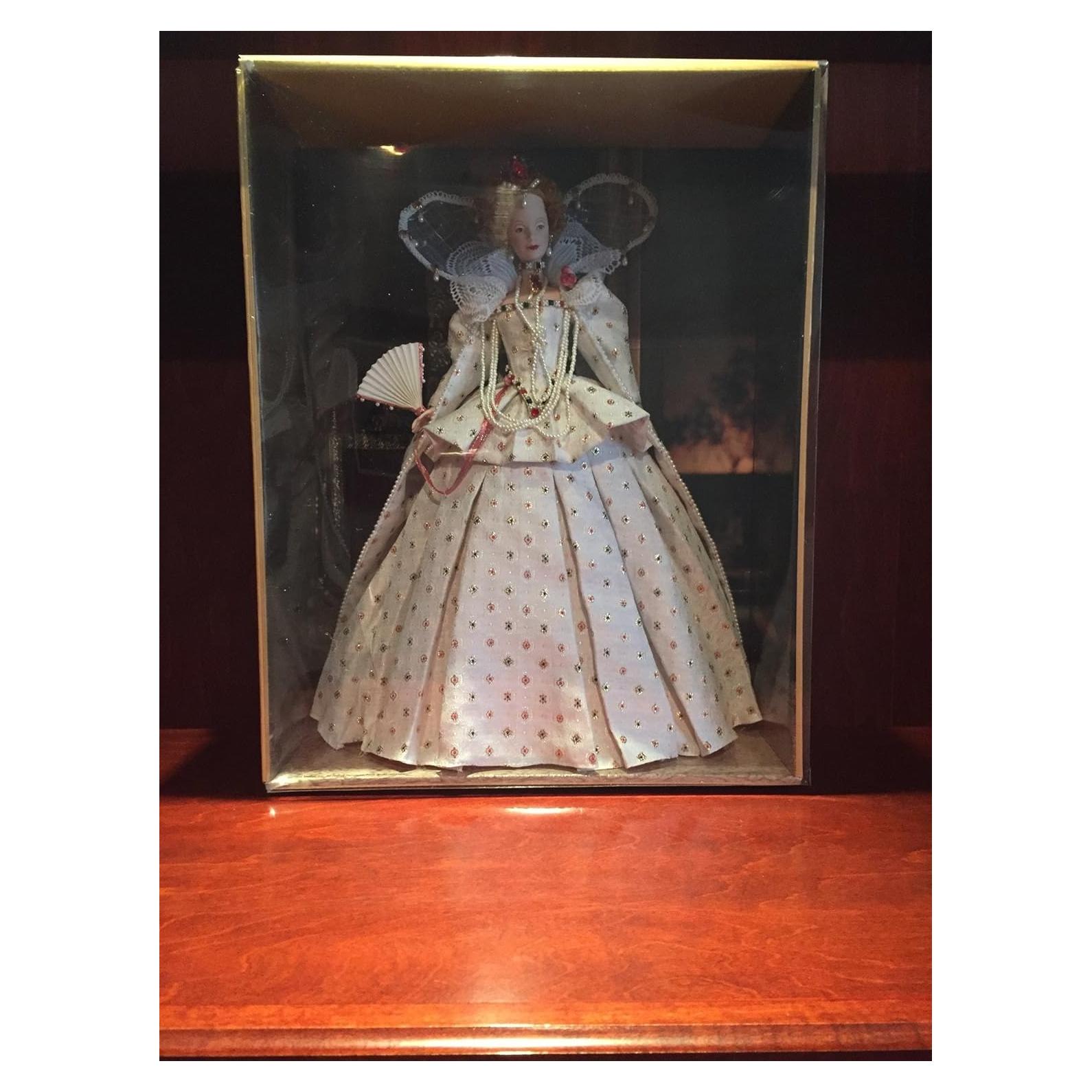 Muñeca Barbie Coleccionista Reina Isabel I - 38.61x30.99 cm