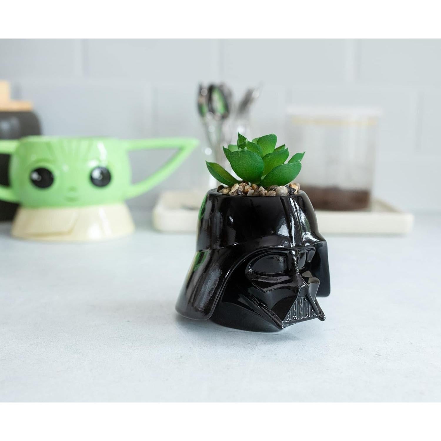 Maceta Mini Darth Vader Cerámica 7.6 cm con Suculenta