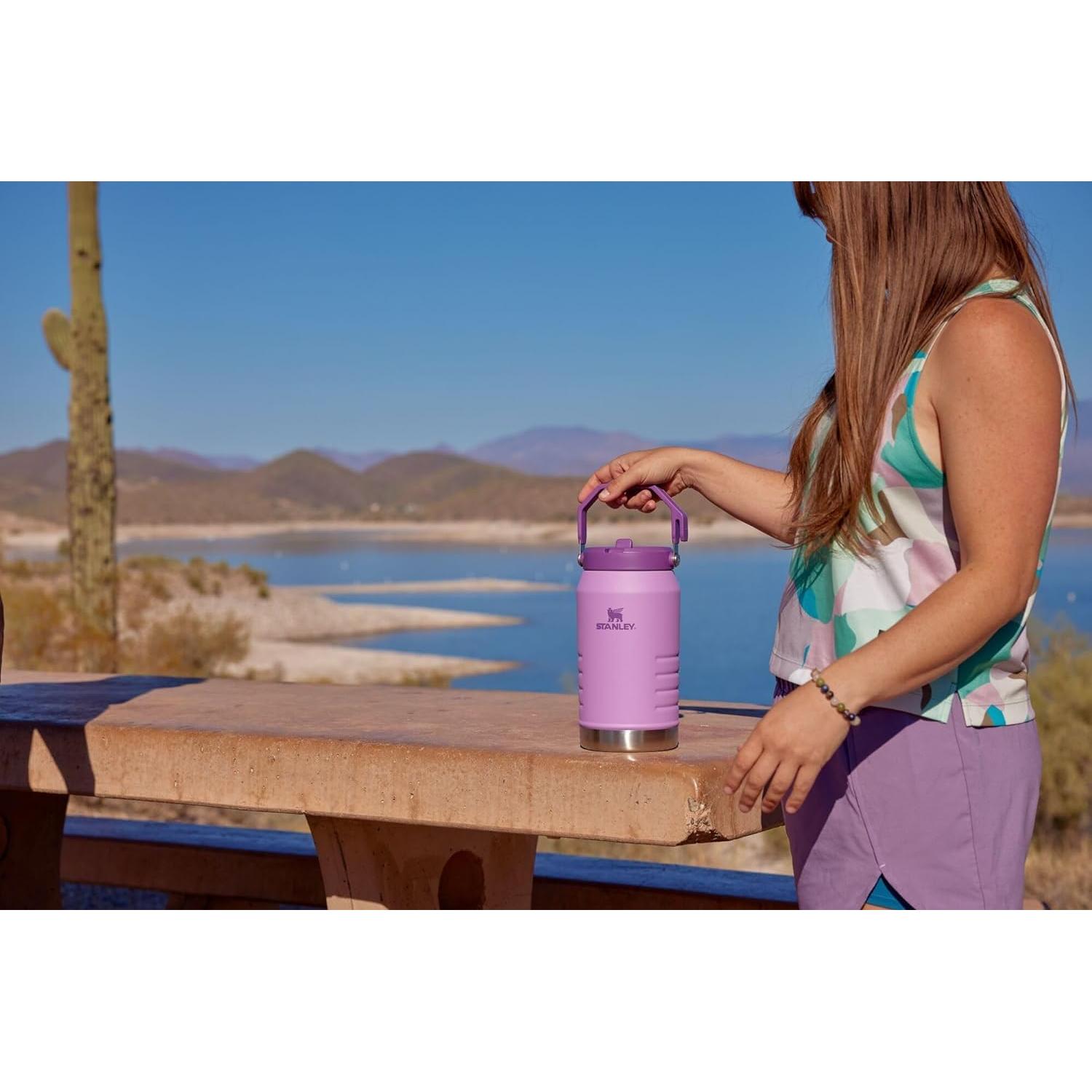 Jarra Stanley IceFlow 64 oz Acero Inoxidable Azul Aislada