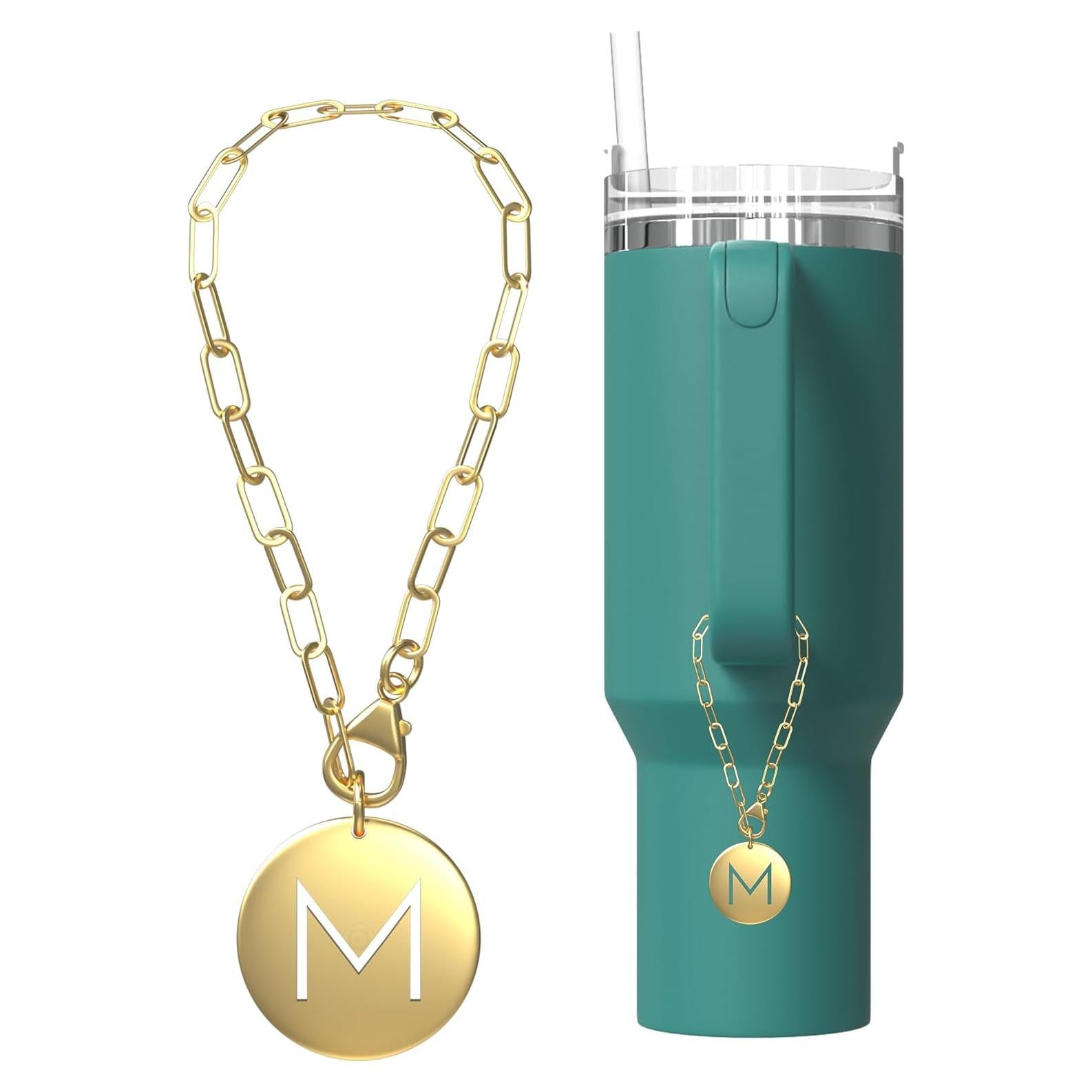 Encanto de Taza Stanley TMNovo Letra M Dorado 7.1x7x2.3cm