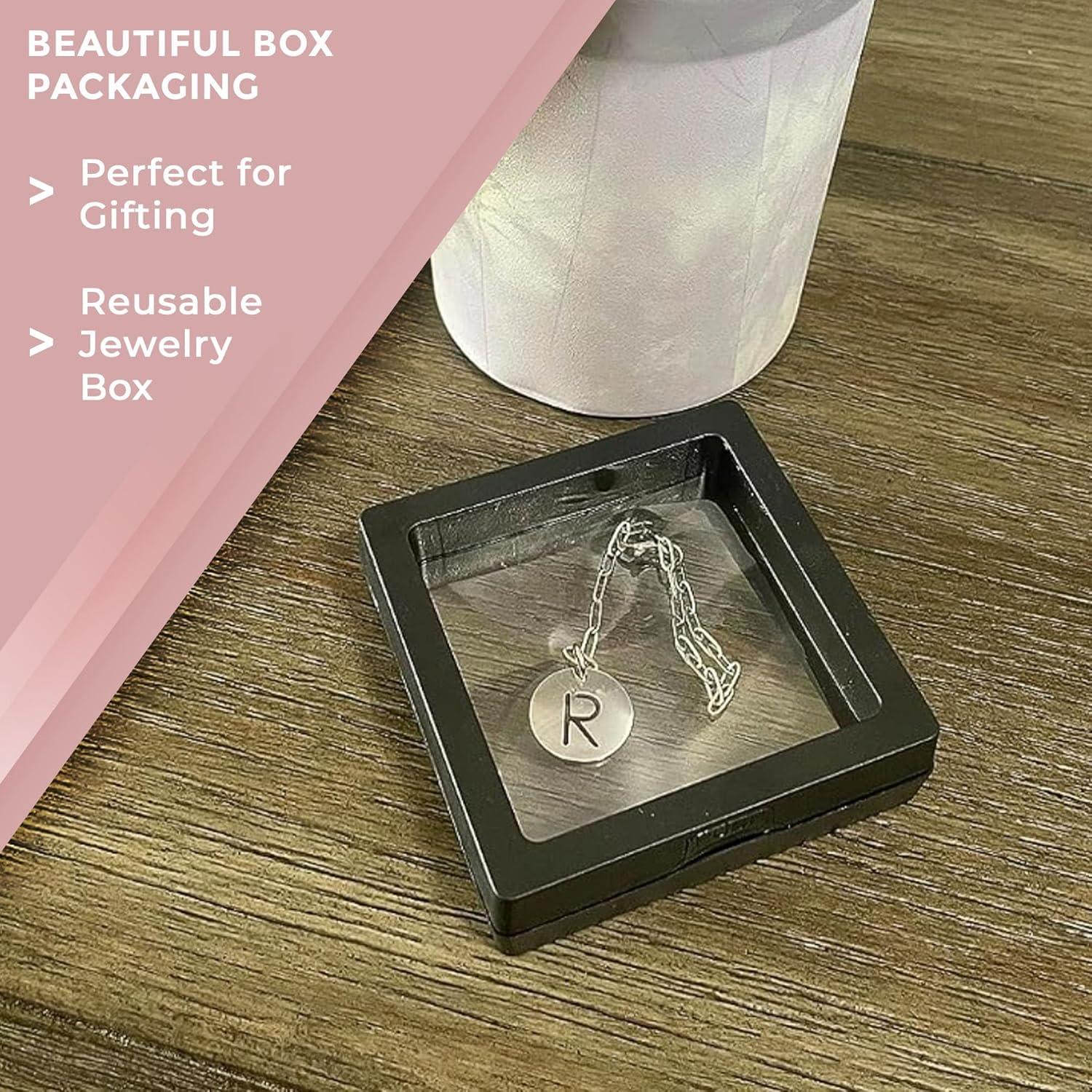 Encanto de Taza Stanley TMNovo Letra M Dorado 7.1x7x2.3cm